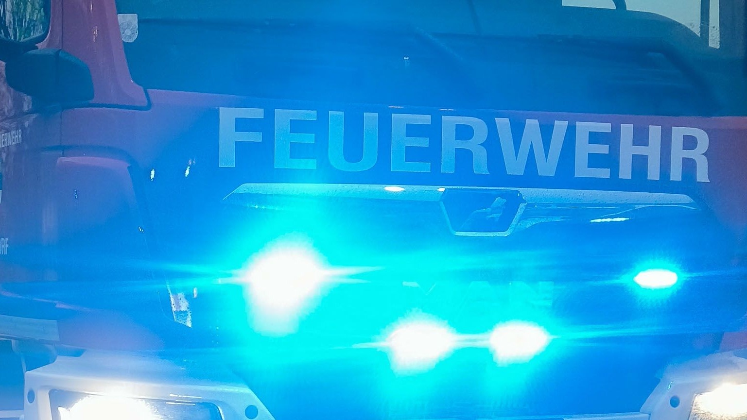 Heute.at - Explosion! Jugendlicher gerät in Hochspannungsleitung