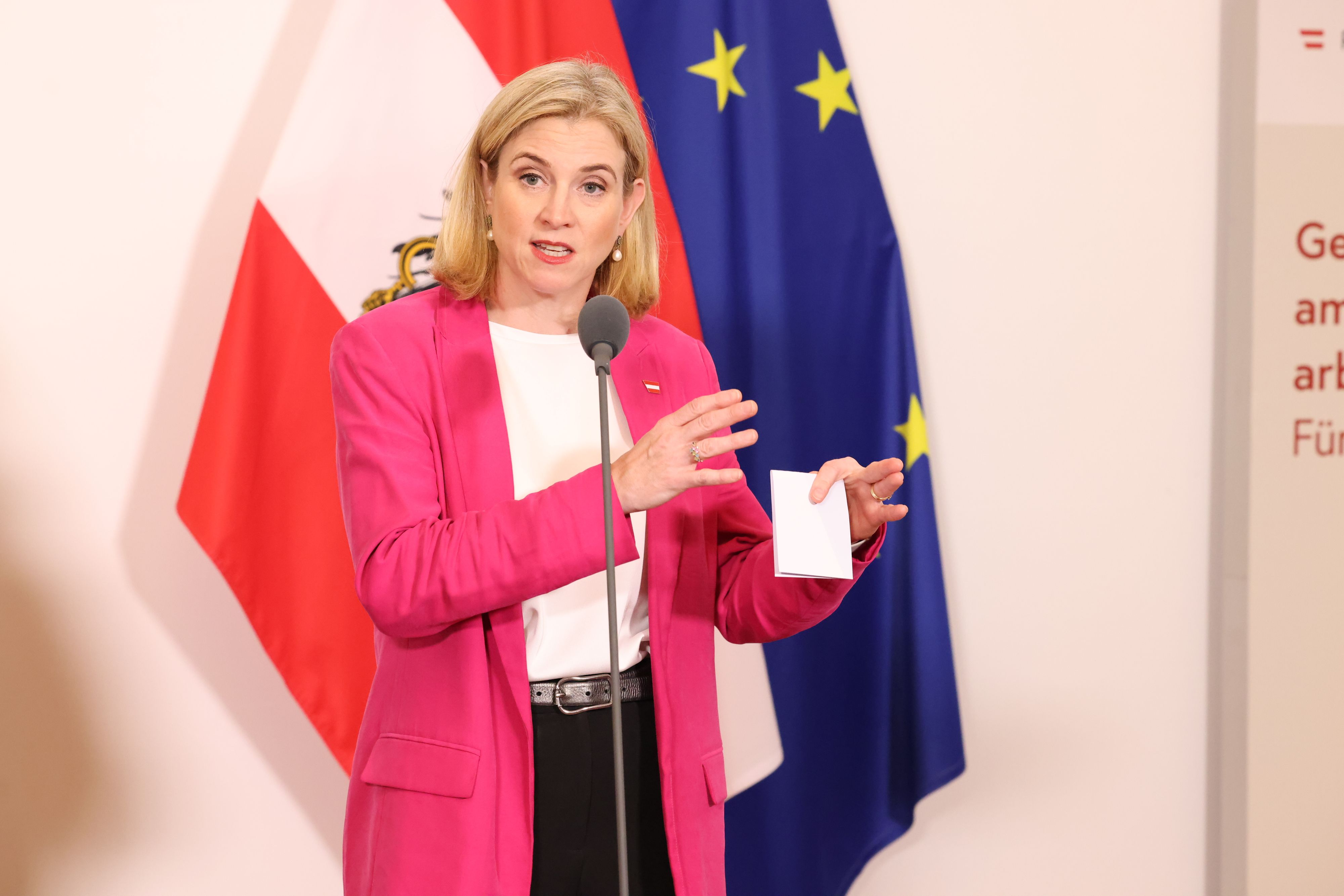 Beate Meinl-Reisinigers Reisen kosteten Steuerzahler in drei Monaten eine Viertel-Million.