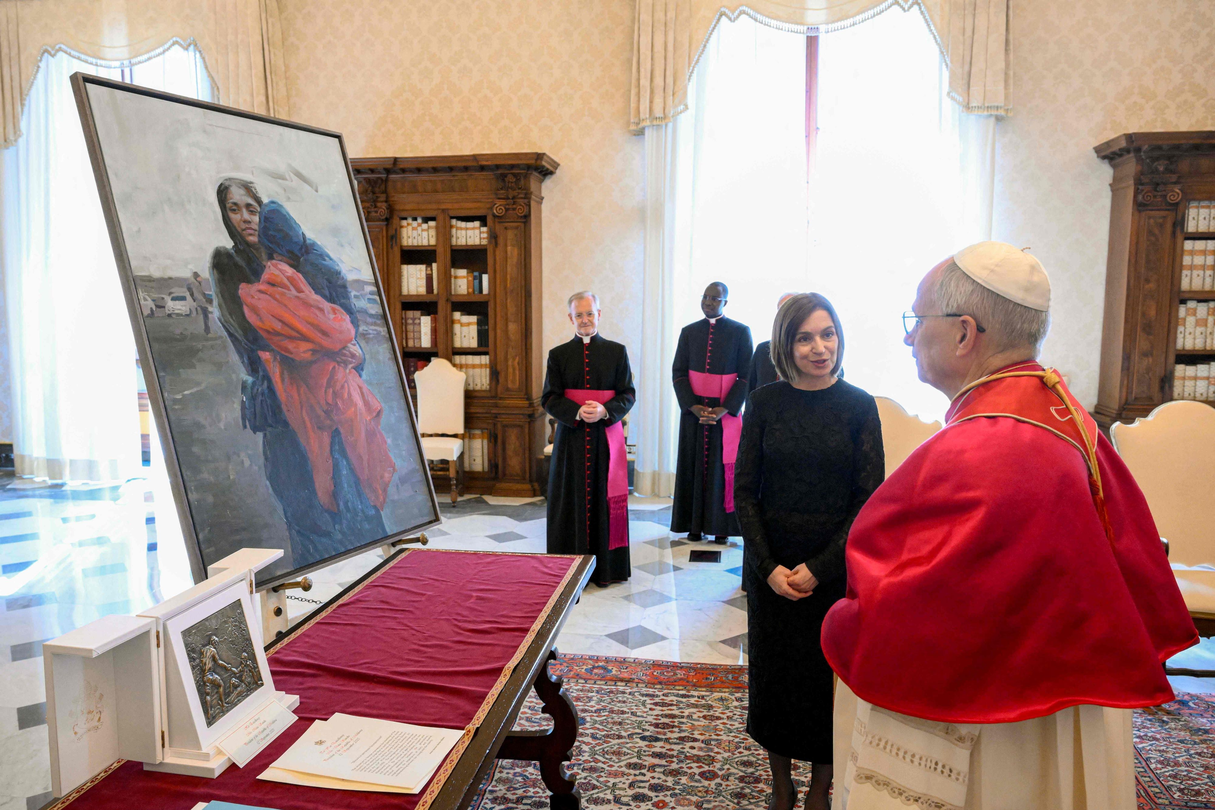 Papst Leo vor dem Werk 