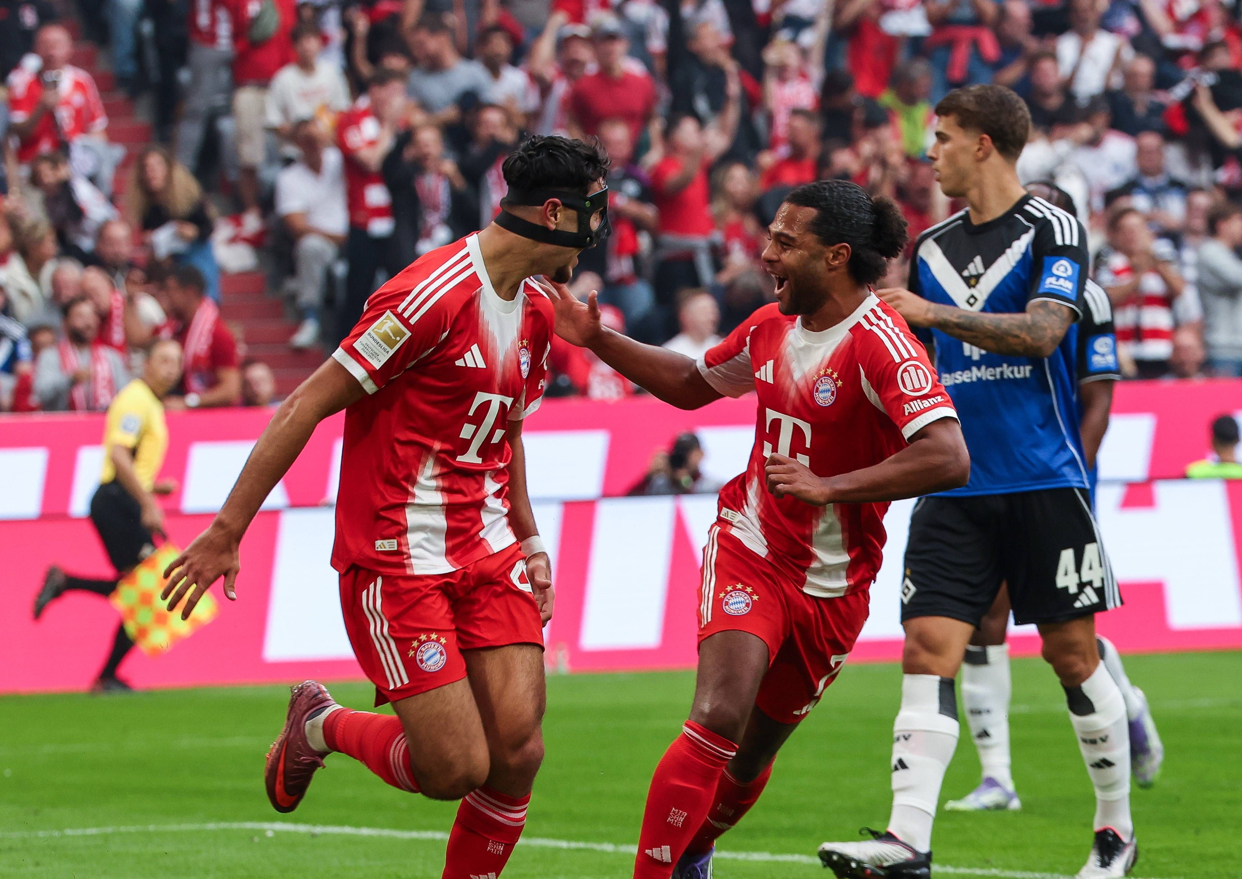 Die Bayern jubeln beim klaren Sieg gegen den HSV. 