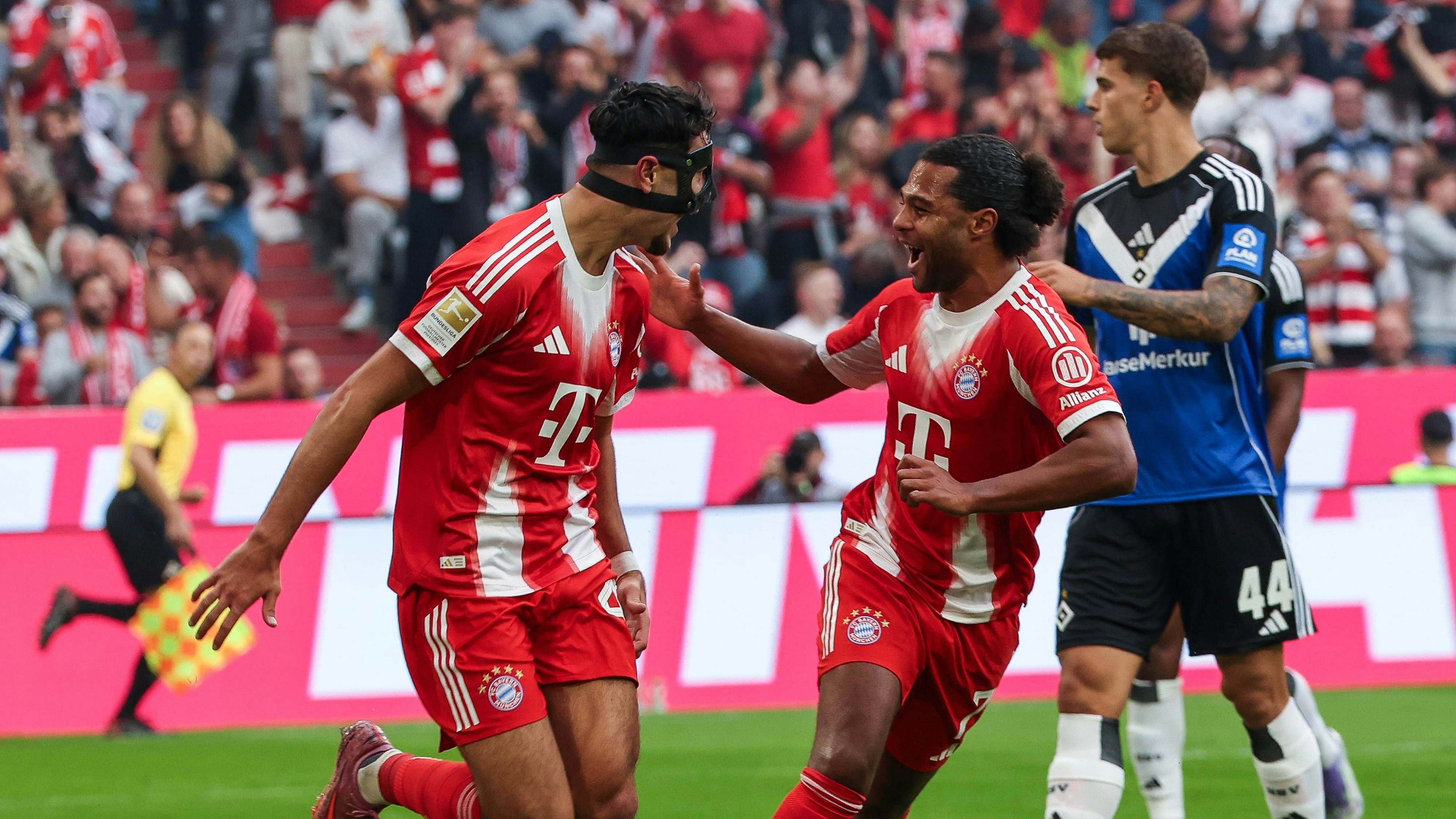 Die Bayern jubeln beim klaren Sieg gegen den HSV. 