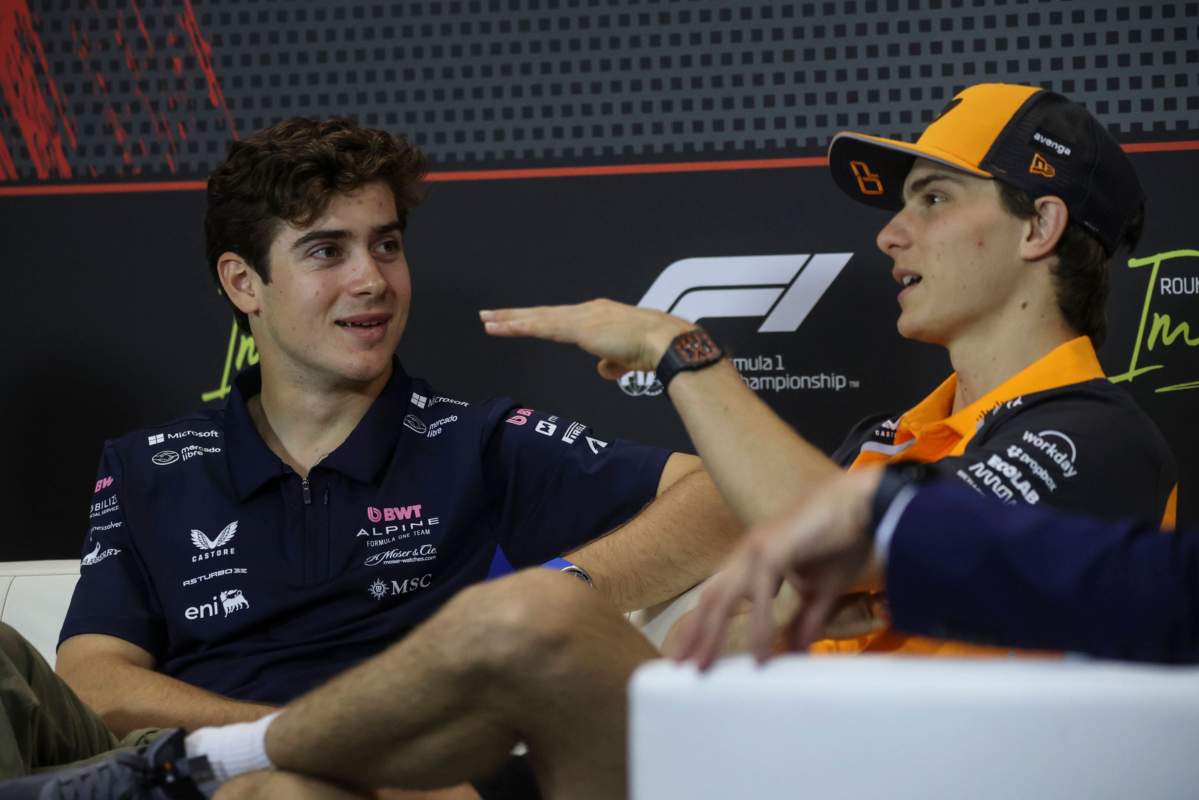 Franco Colapinto (l.) steht vor dem aus in der Formel 1.