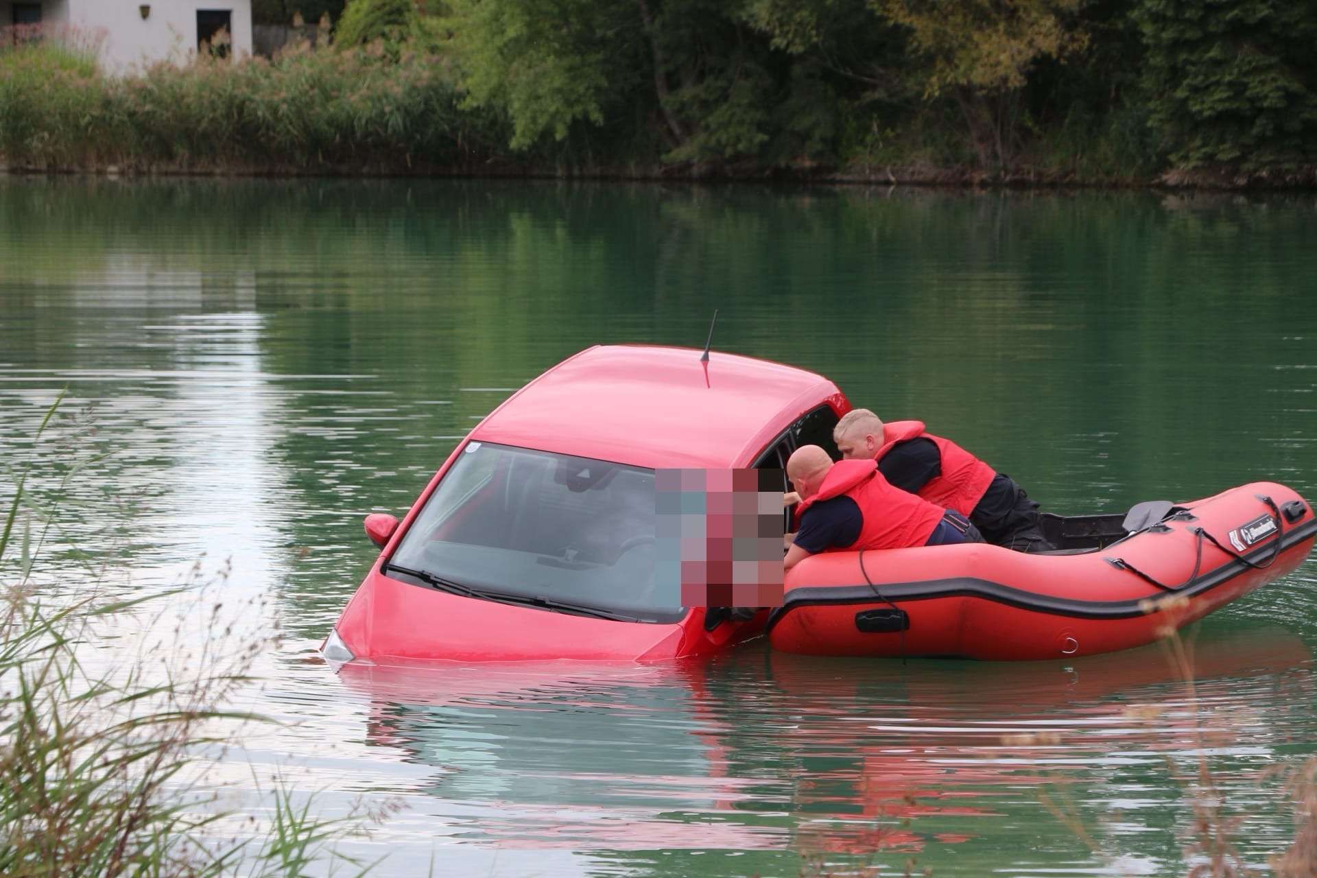 Der PKW stürzte in einen Badesee bei Nitzing.
