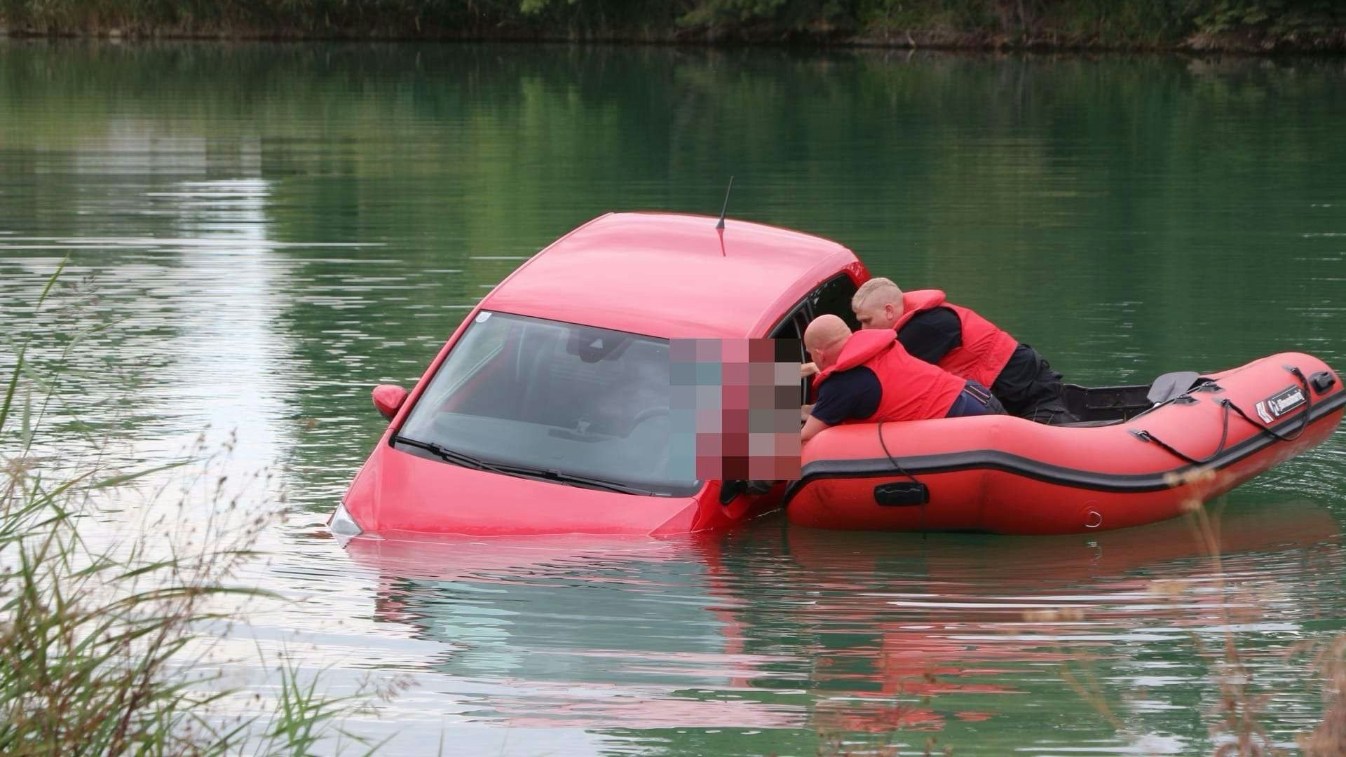 Heute.at - Frau versinkt mit Auto in See – Rettung in letzter Sekunde