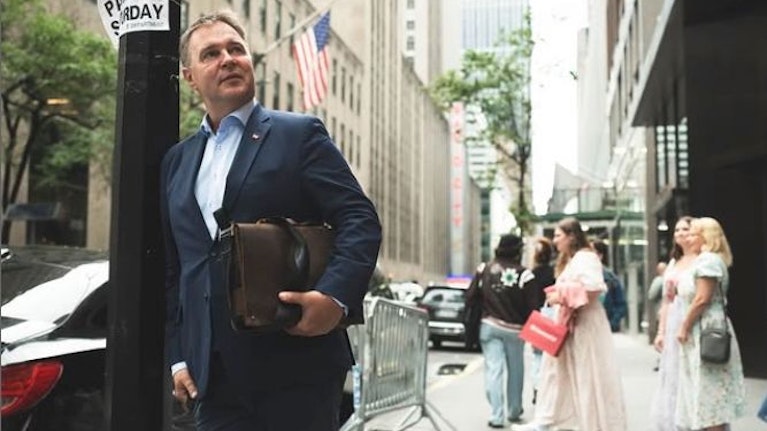 Wie es die Regierung schaffte, mit ihrer Pensions-Entscheidung alle zu vergrämen. Warum der Vizekanzler besser unseren Mietmarkt studieren sollte und nicht den in New York. Und wieso andere Armeen Ärger mit Drohnen haben, unser Bundesheer mit Haarschnitten.