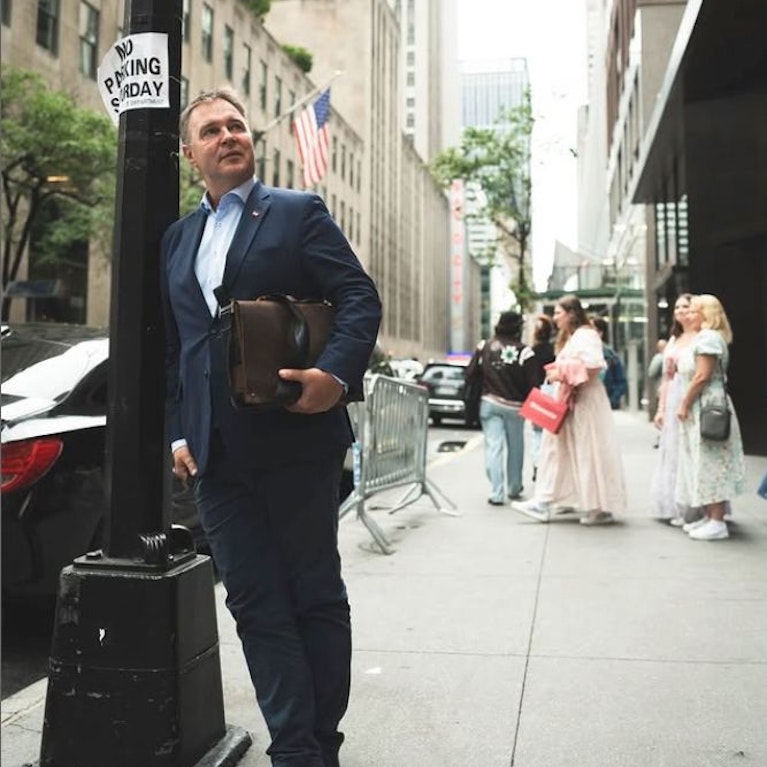 Wie es die Regierung schaffte, mit ihrer Pensions-Entscheidung alle zu vergrämen. Warum der Vizekanzler besser unseren Mietmarkt studieren sollte und nicht den in New York. Und wieso andere Armeen Ärger mit Drohnen haben, unser Bundesheer mit Haarschnitten.