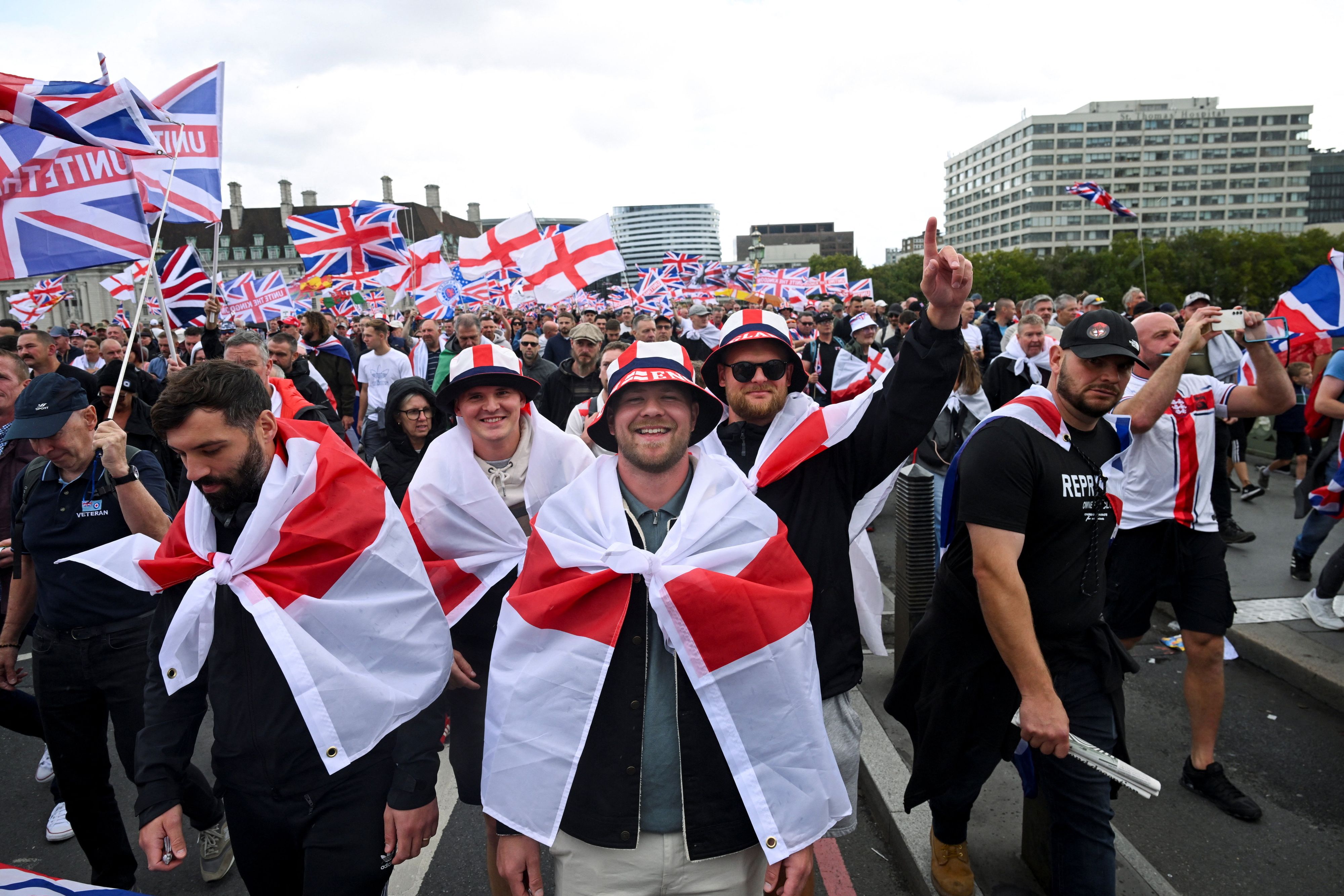 Die Anti-Migrations-Demonstranten trugen und schwenkten Union Jacks und das Georgskreuz
