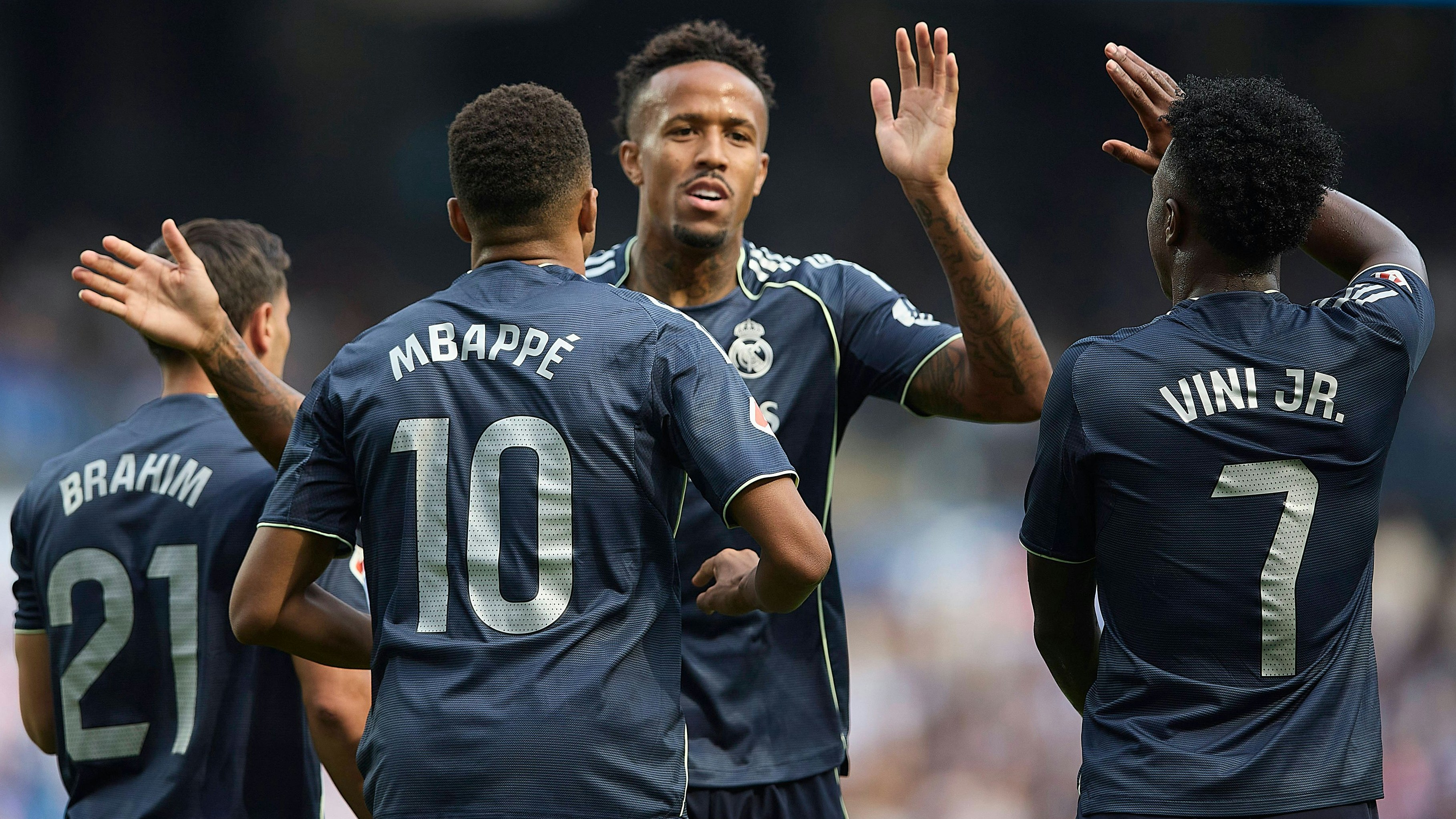 Real Madrid bejubelt den Sieg gegen Real Sociedad San Sebastian. 