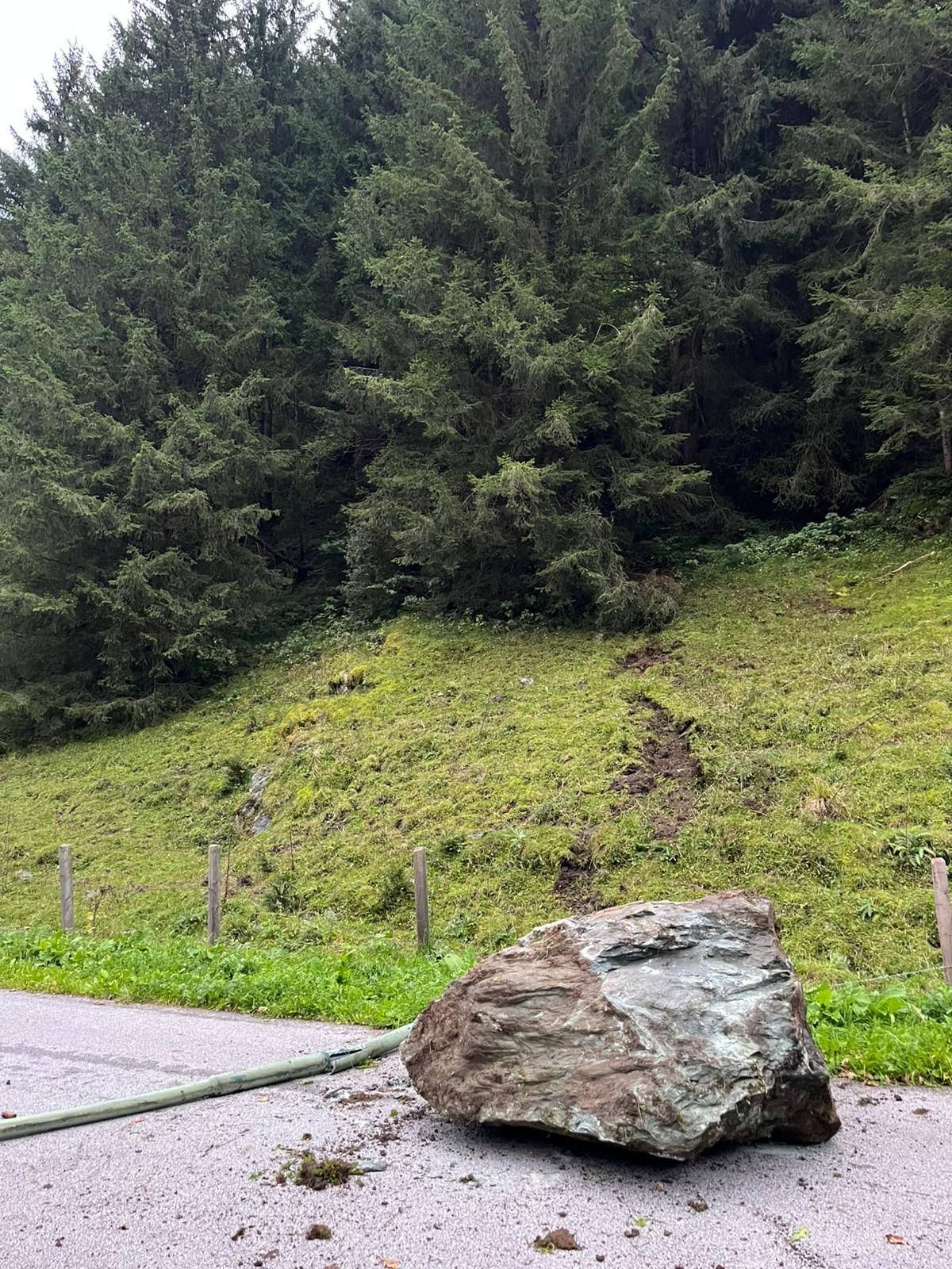 Nach diesem Felssturz mussten mehrere Bewohner ihr Wohnhaus verlassen. 