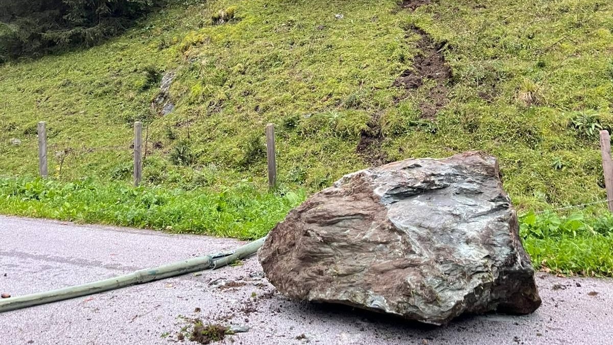 Nach diesem Felssturz mussten mehrere Bewohner ihr Wohnhaus verlassen. 