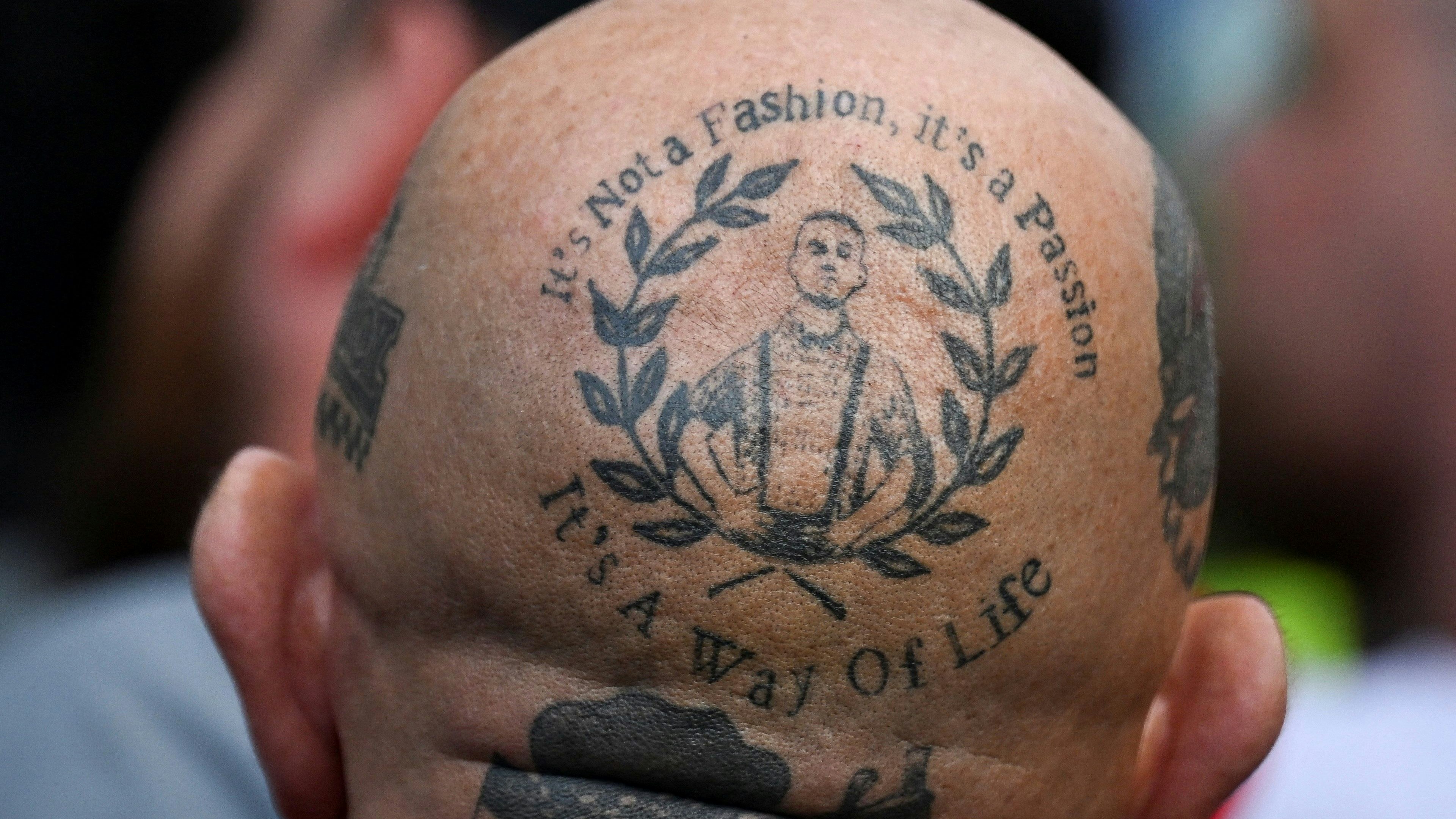 Botschaft als Tattoo: ein Anhänger des Rechtsextremen Tommy Robinson auf der Demo