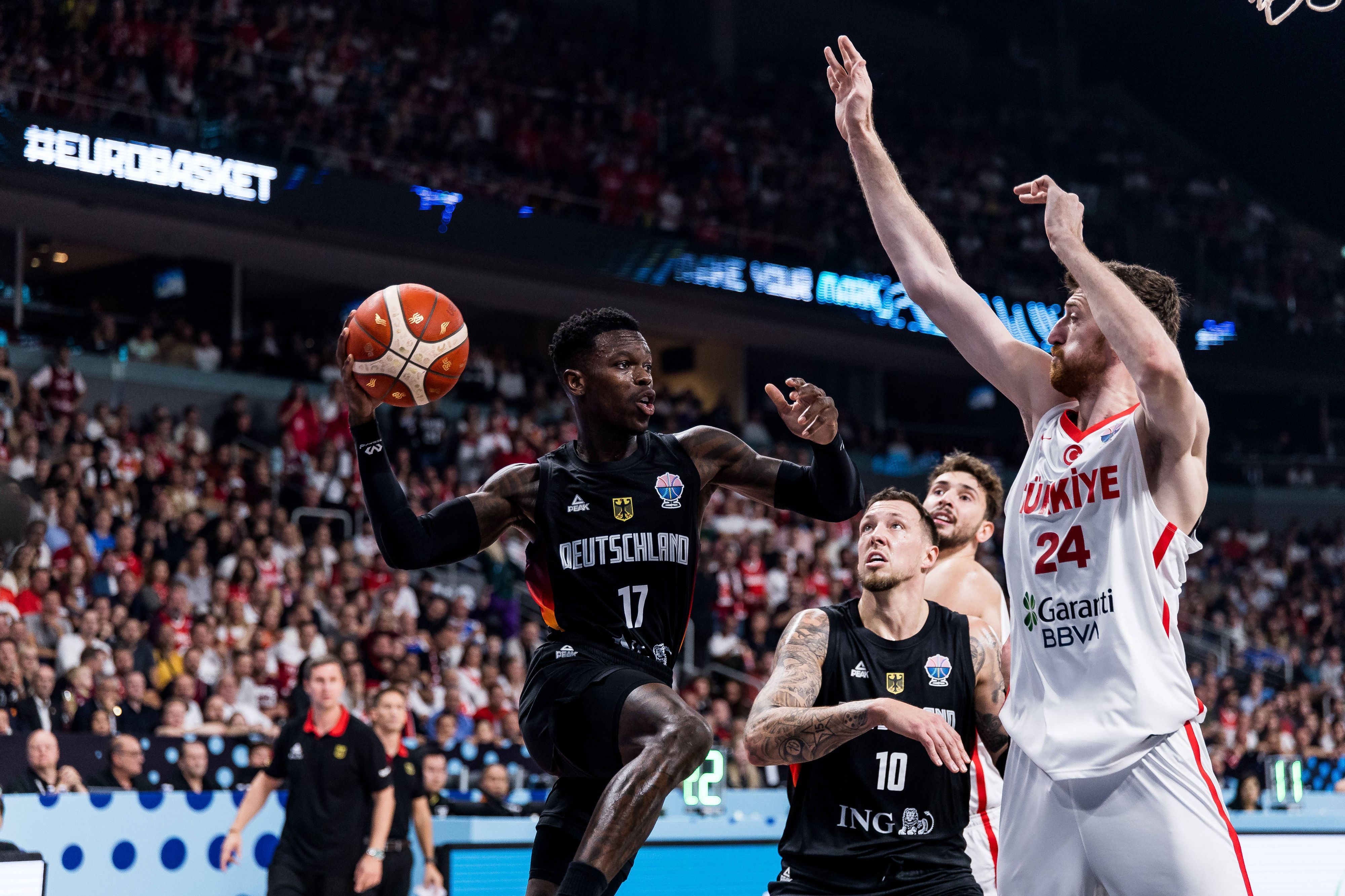 Dennis Schröder (l.) sorgte im Finale für die entscheidenden Punkte.