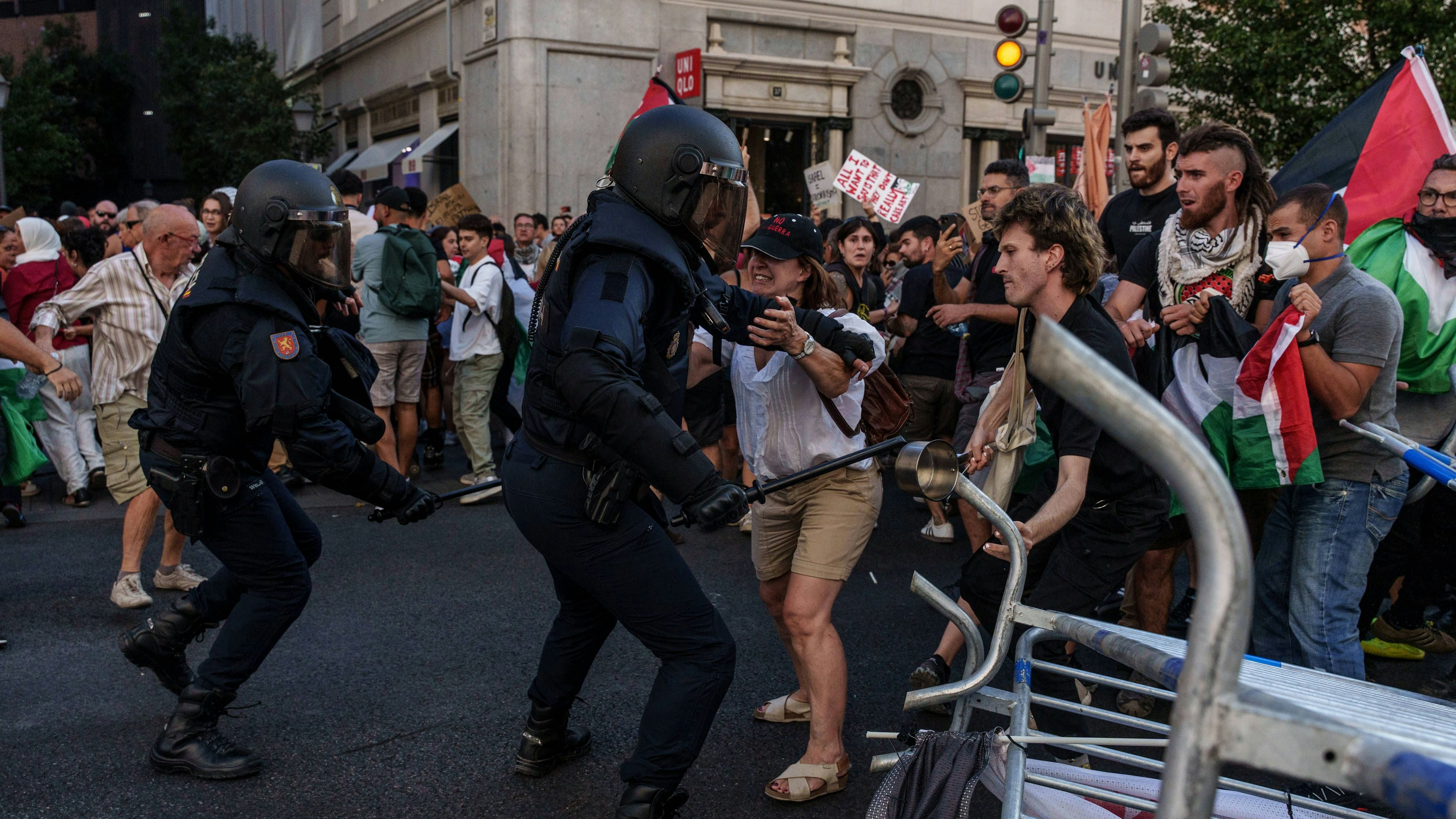 Heute.at - Aktivisten besetzen Ziel in Madrid – Vuelta abgebrochen