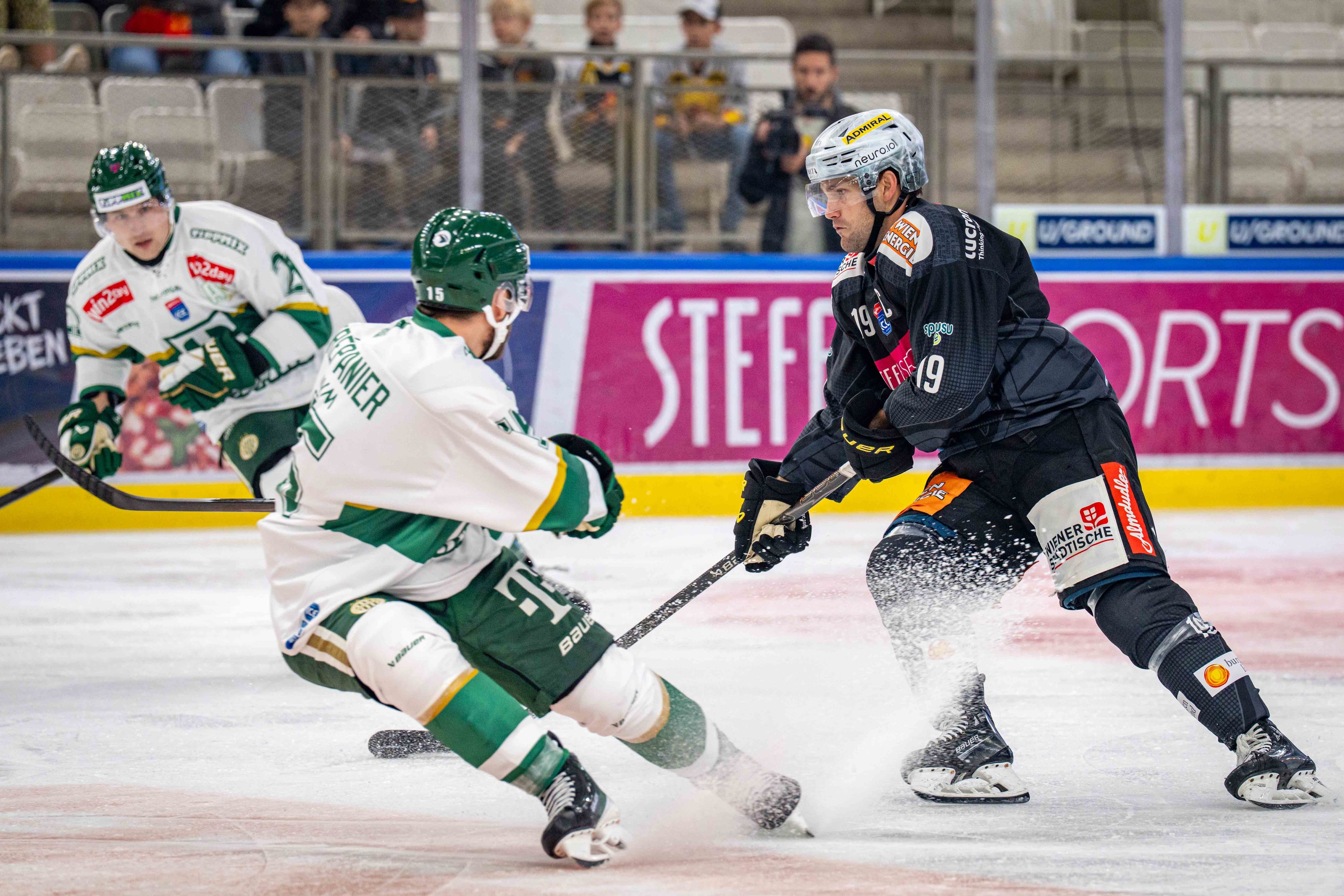 Caps-Kapitän Linden Vey (r.)