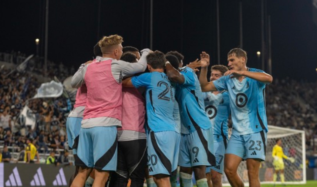 Dominik Fitz und seine Kollegen jubeln in San Diego.