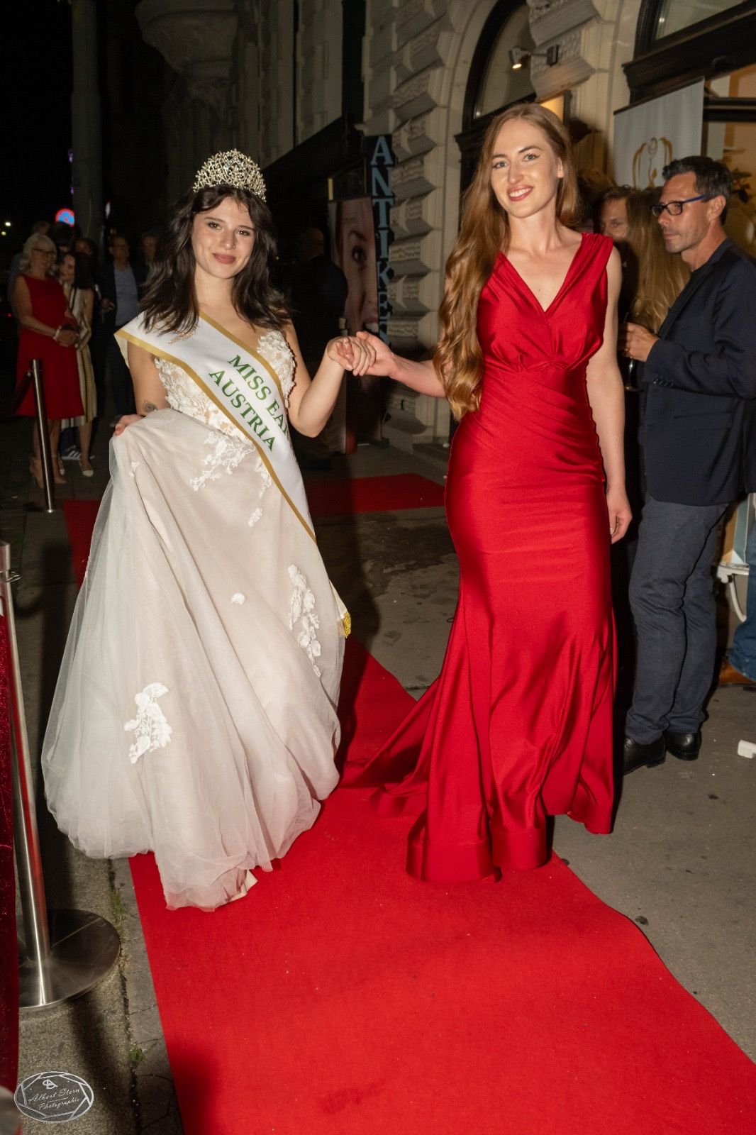 Melanie Gassner, die Gewinnerin von 2019, mit der neu gekrönten Miss Earth Austria 2025, Lotte Diry.