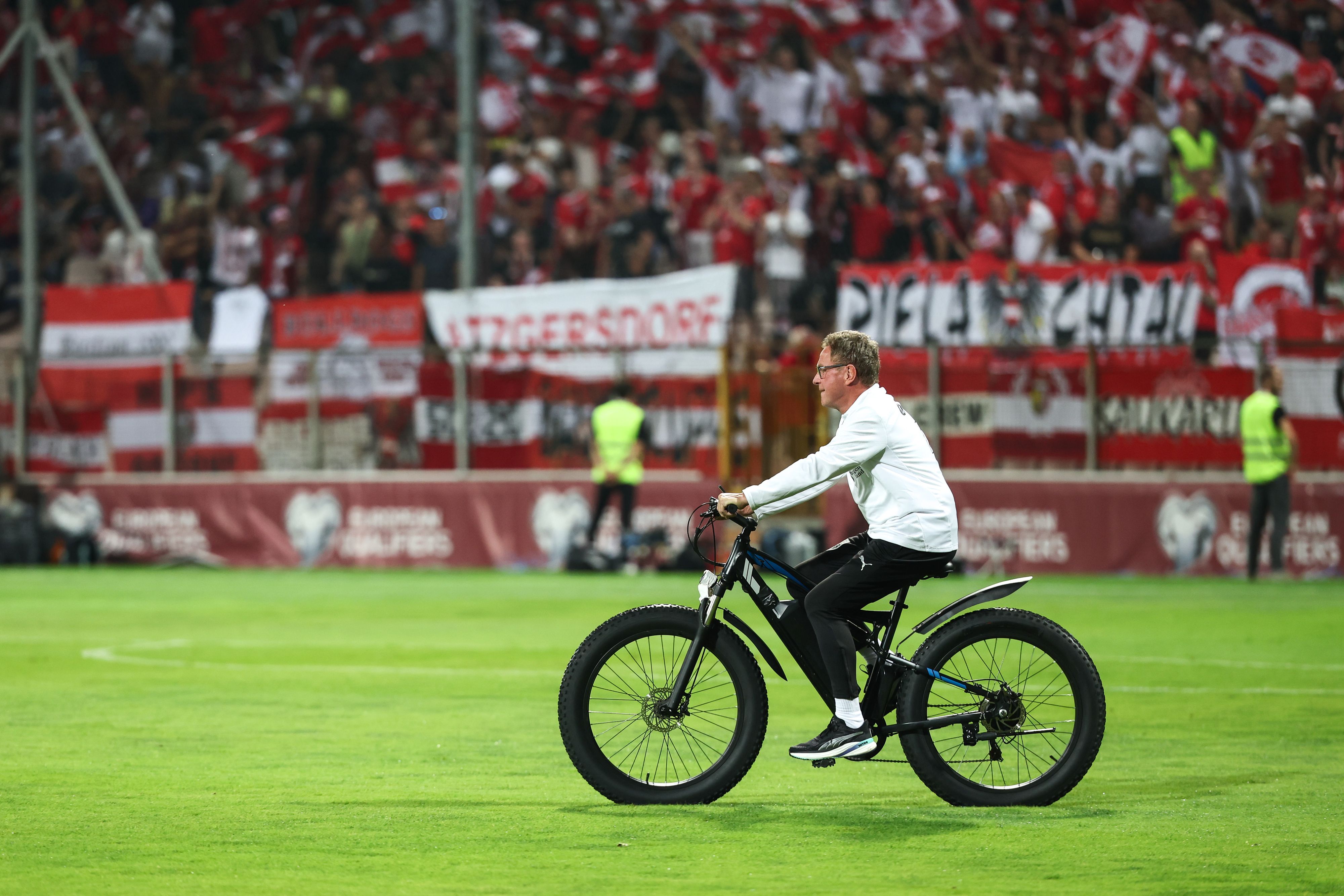 In Zenica radelte Ralf Rangnick mit dem E-Bike über das Feld. Der Teamchef konnte seinen Fuß beim WM-Quali-Match gegen Bosnien nicht belasten.