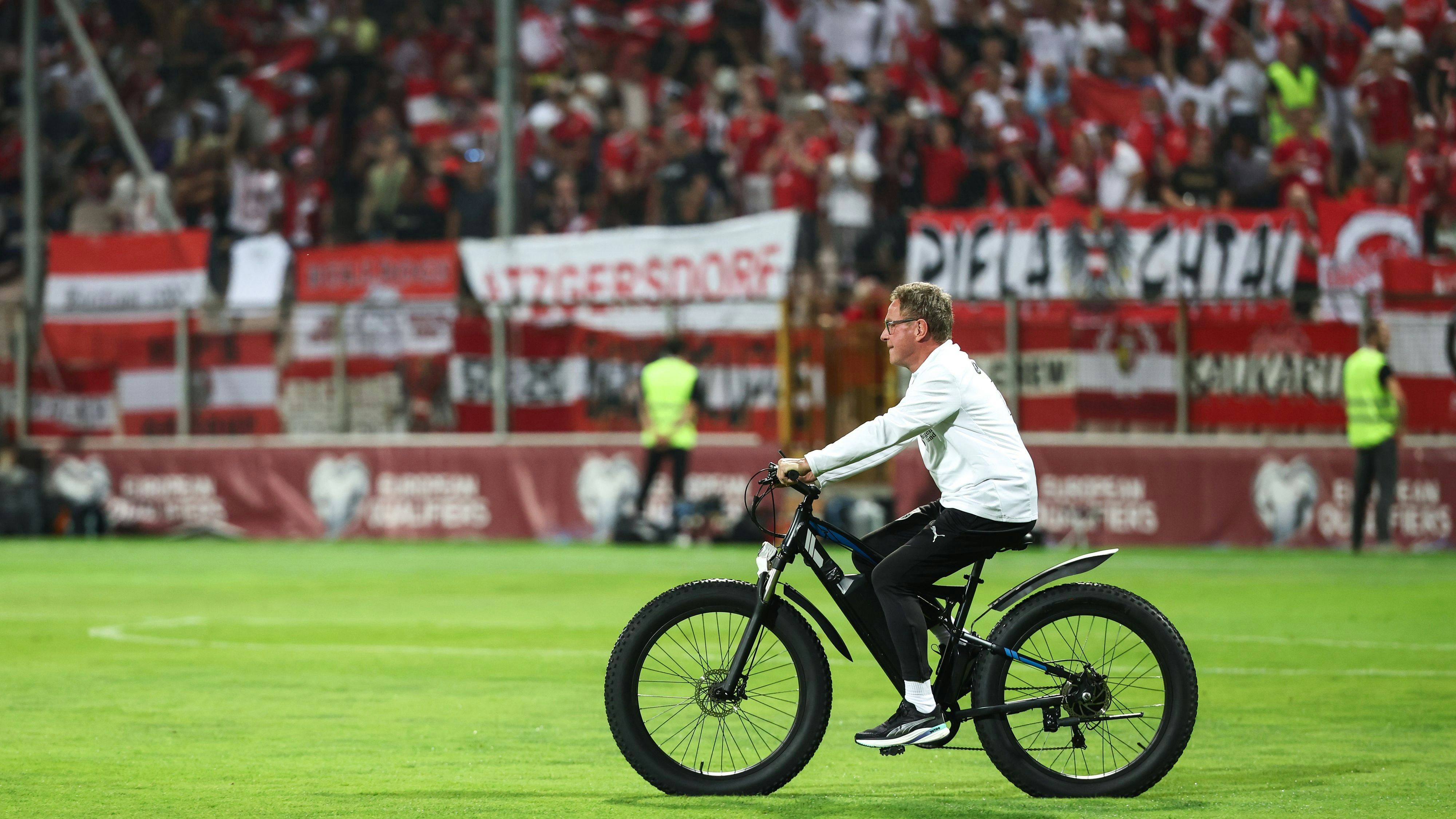 In Zenica radelte Ralf Rangnick mit dem E-Bike über das Feld. Der Teamchef konnte seinen Fuß beim WM-Quali-Match gegen Bosnien nicht belasten.