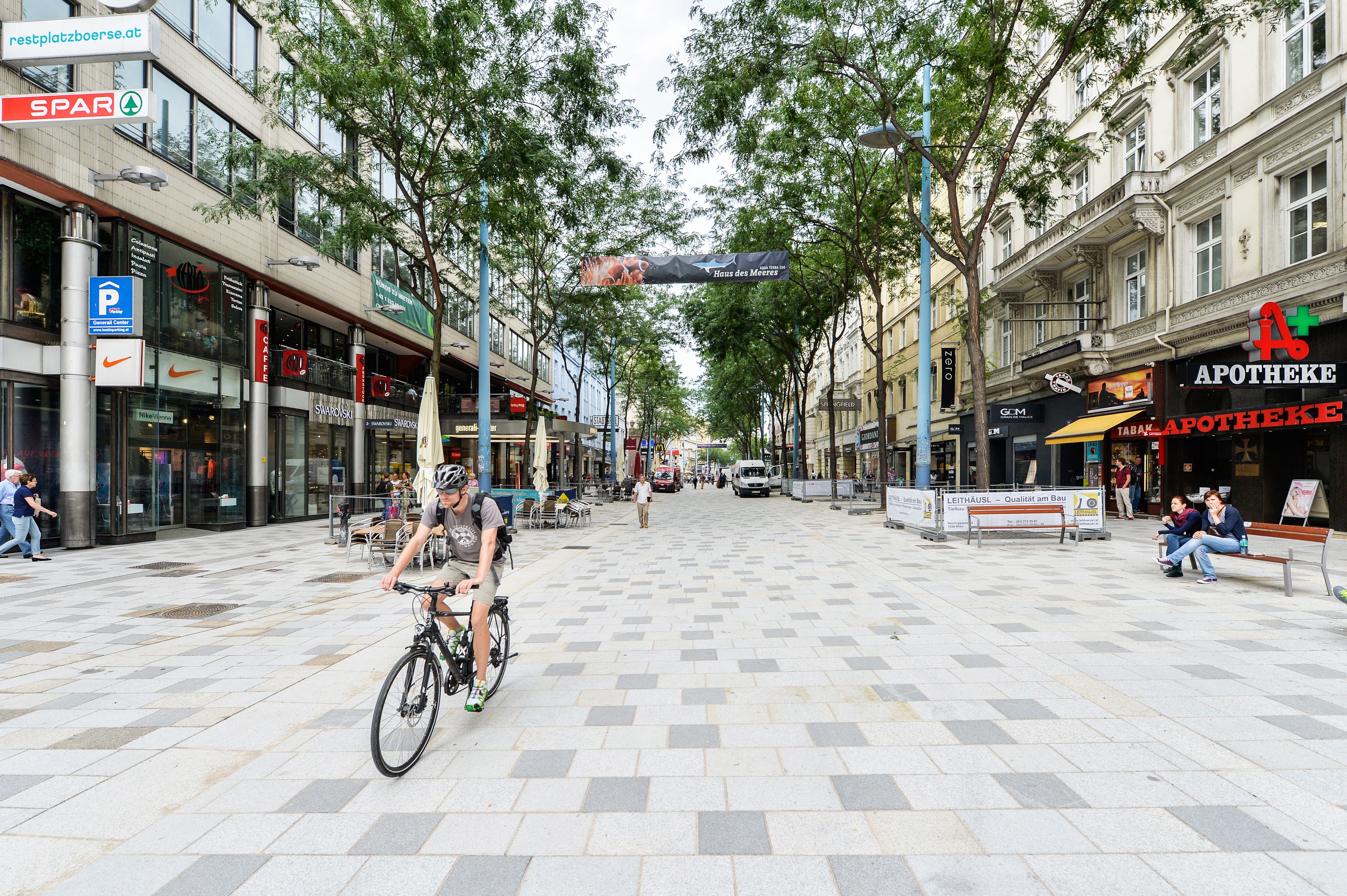 Die Ausnahmegenehmigung für Fahrradfahrer und E-Scooter-Lenker in der Fußgängerzone soll überprüft werden.