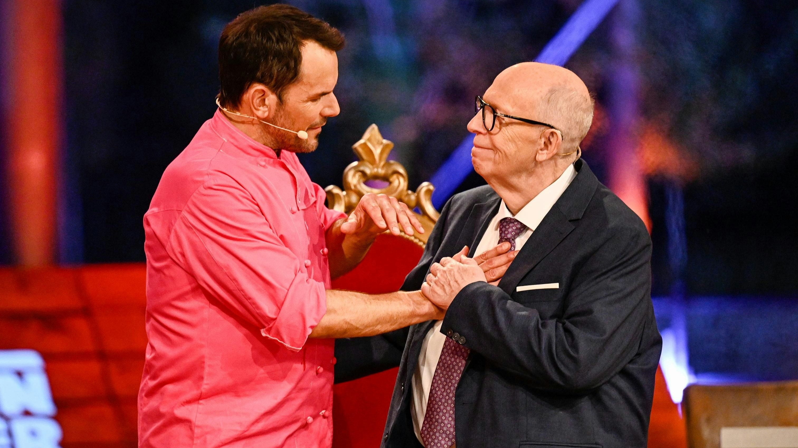 V.l.: Steffen Henssler, Reiner Calmund  +++ Die Verwendung des sendungsbezogenen Materials ist nur mit dem Hinweis und Verlinkung auf RTL+ gestattet. +++