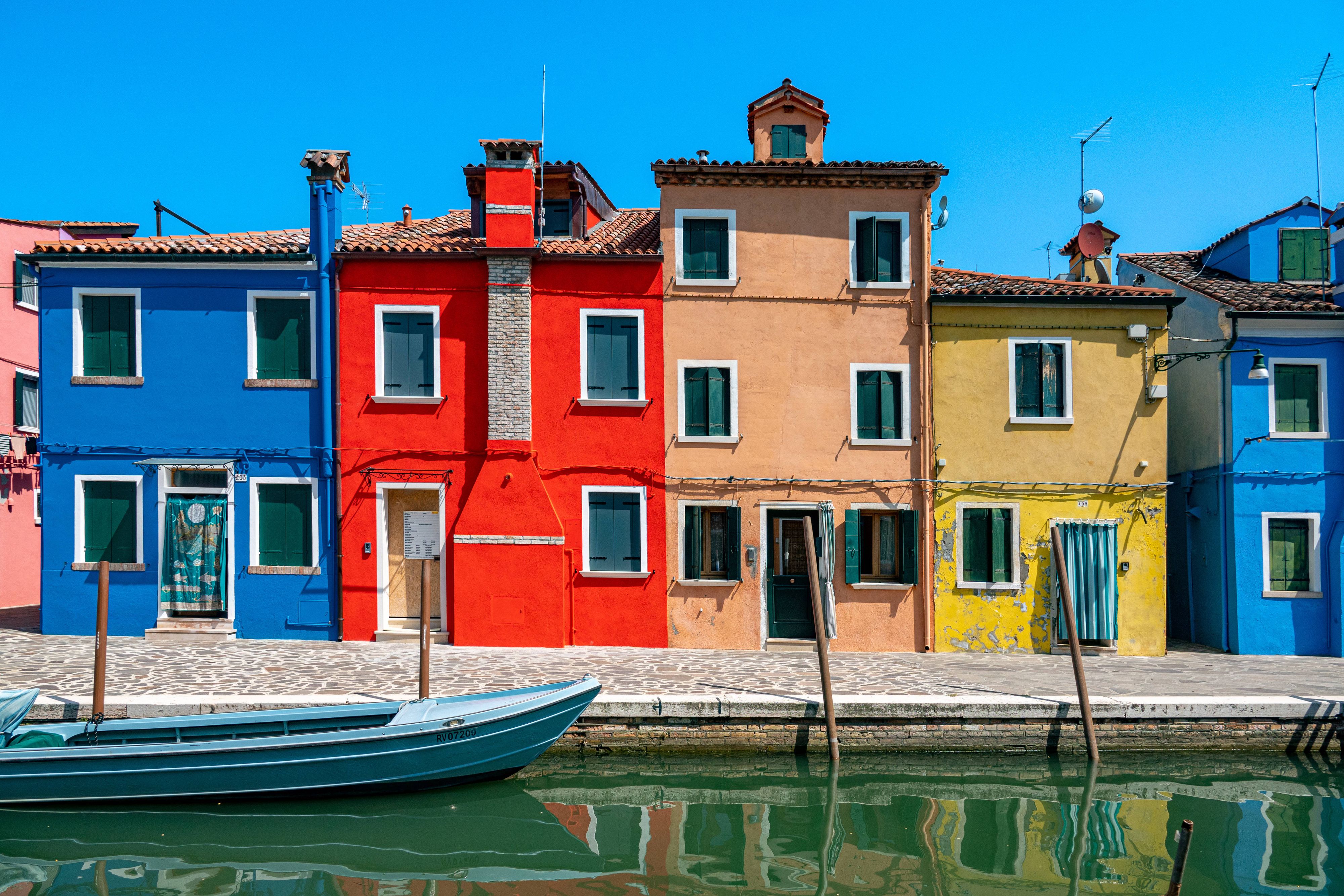 Burano, eine Insel in der Nähe von Venedig, ist laut einer Farbanalyse der bunteste Reiseort der Welt.