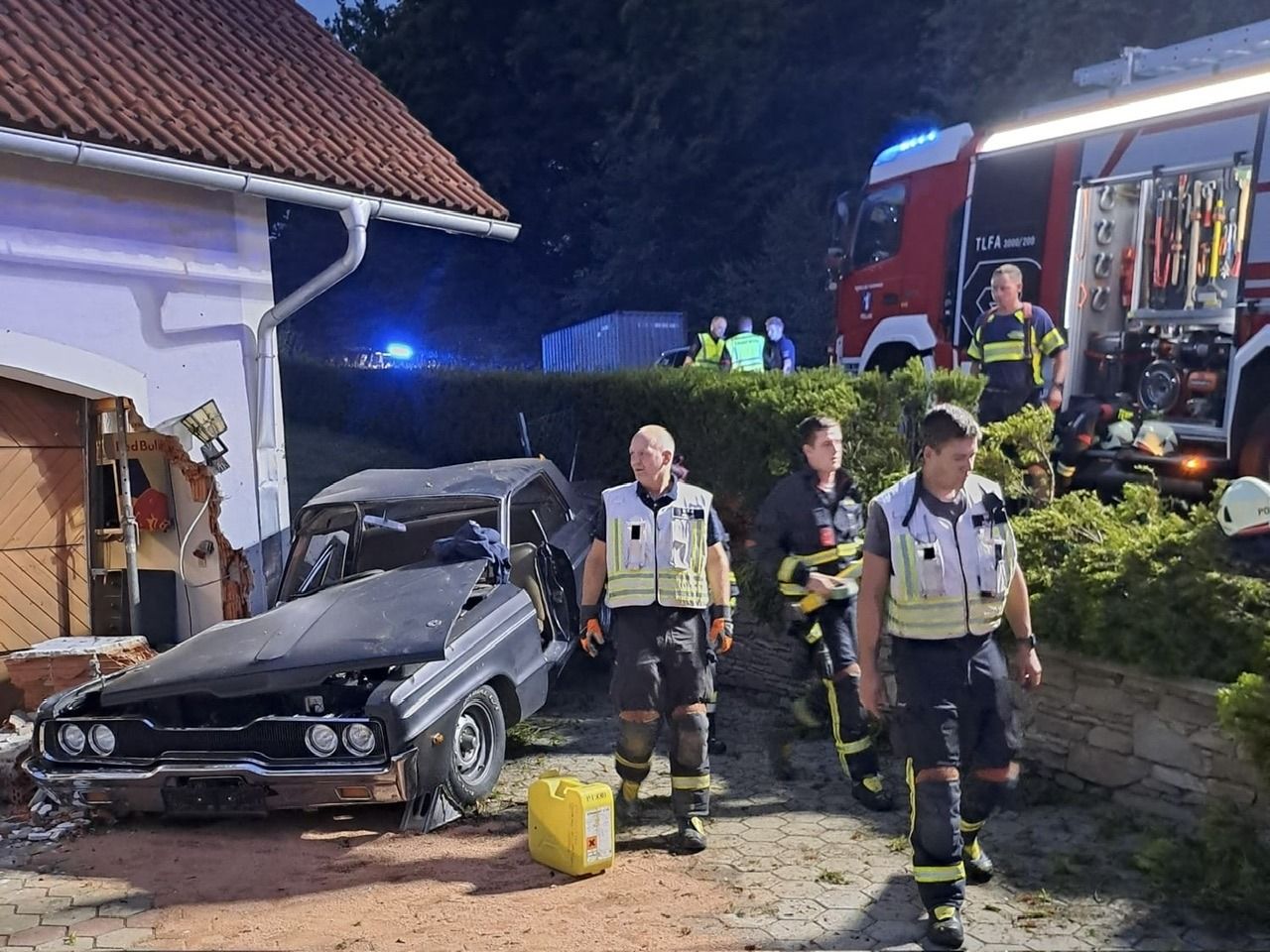 Sowohl das Gebäude als auch das Auto wurden schwer beschädigt.