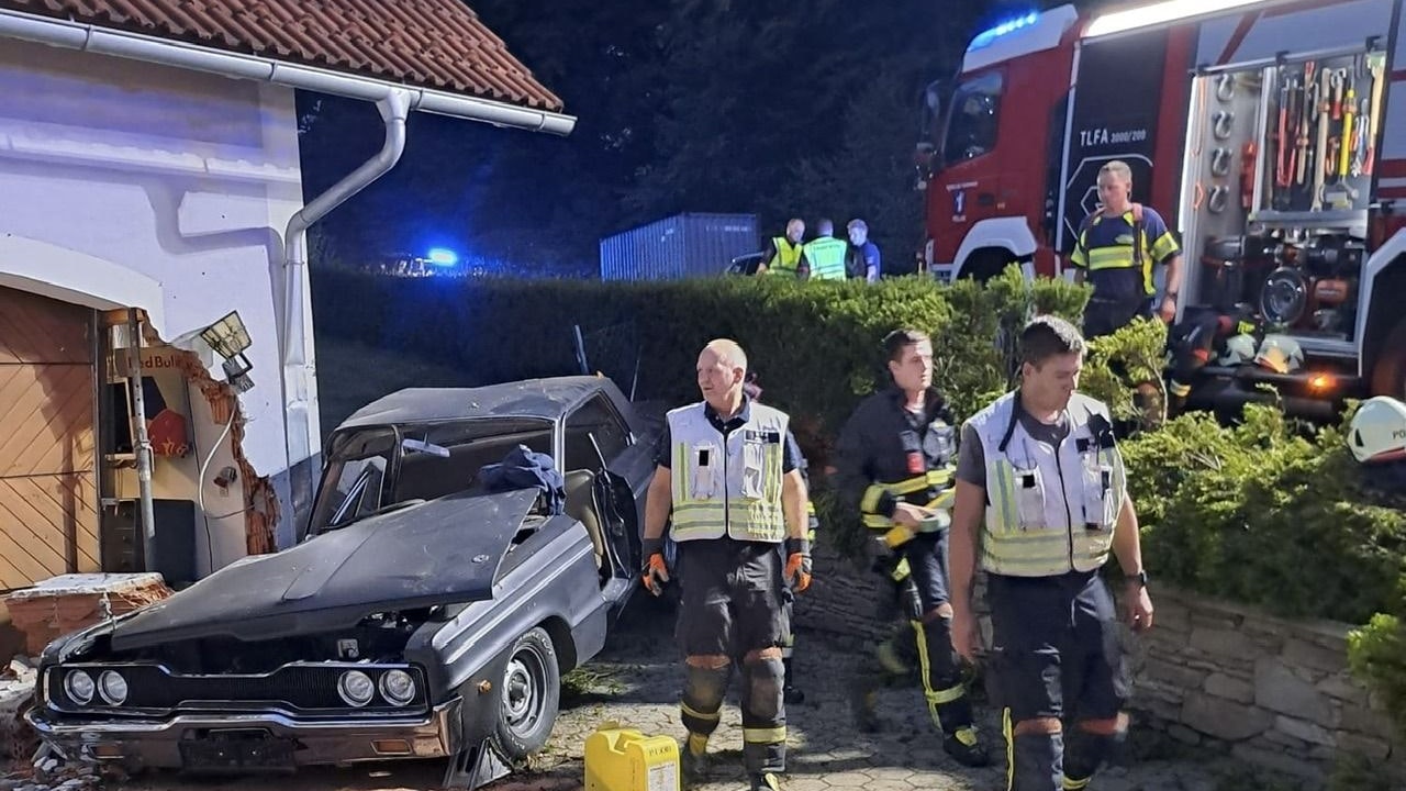 Heute.at - Mit illegalem Oldtimer – Lenker krachte in Hauswand