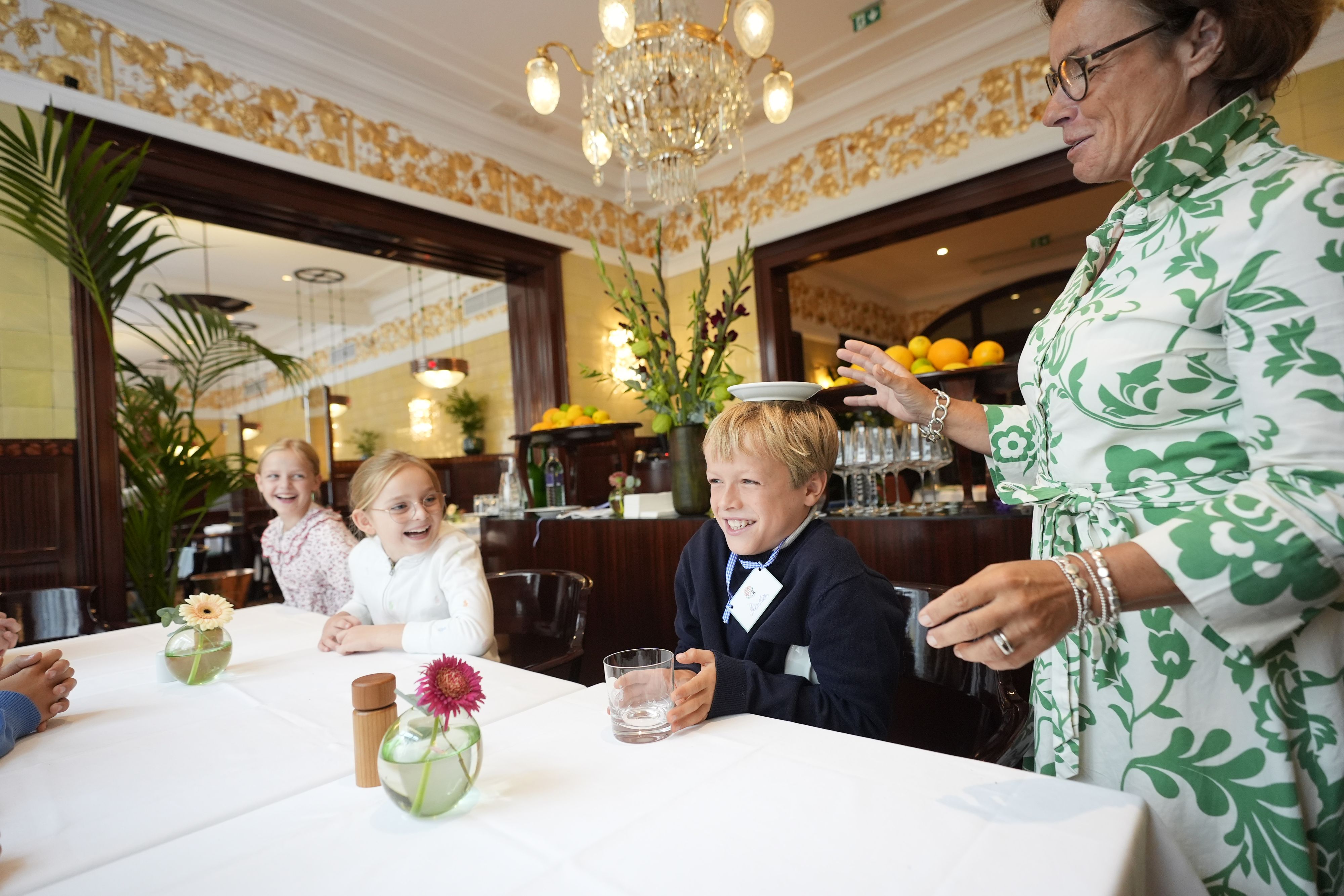 Im Benimmkurs von Ingrid Schediwy-Fuhrmann wurden Haltung geübt