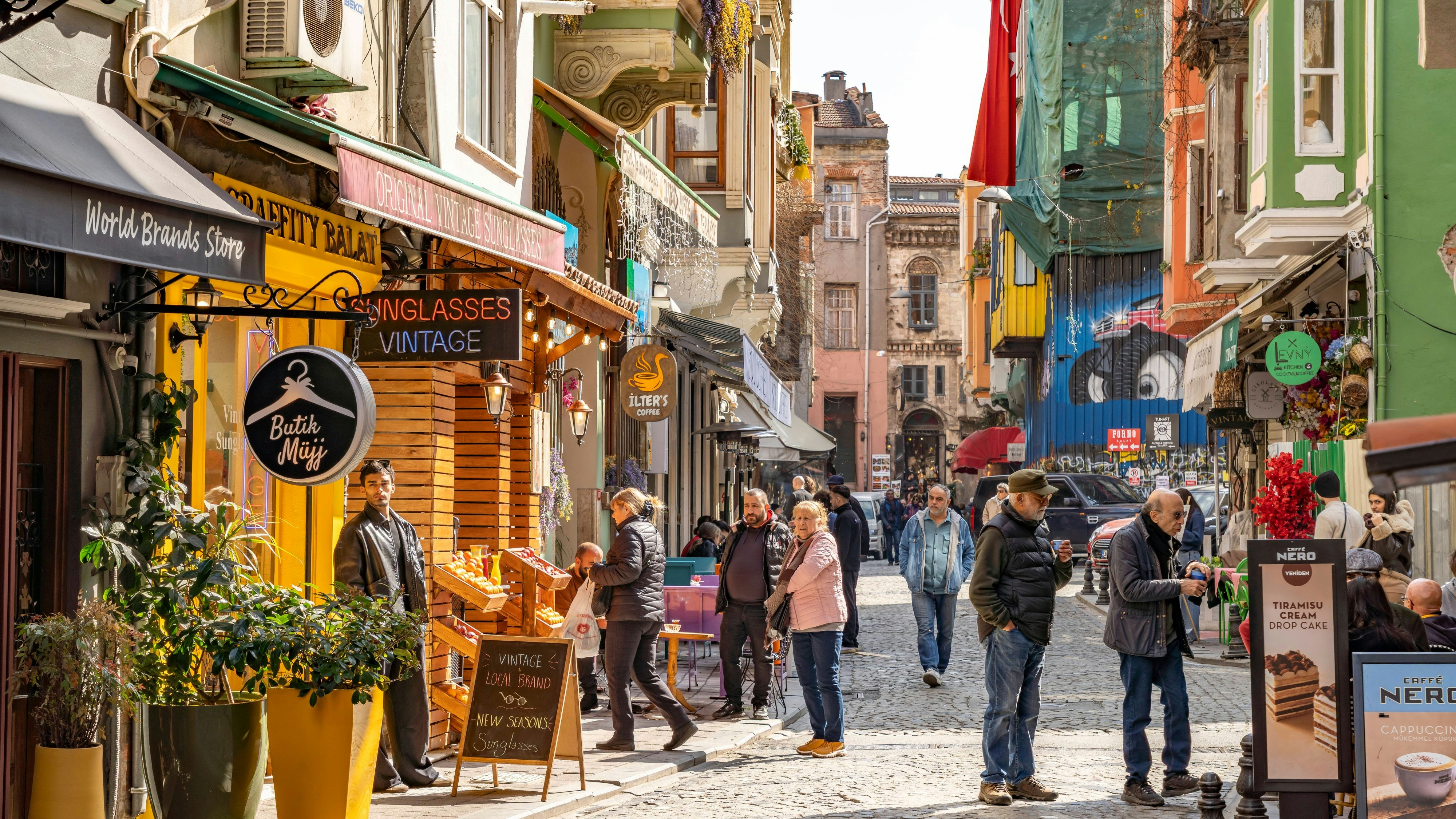 Balat ist ein besonders buntes und geschäftiges Viertel in Istanbul, voller Cafés und Geschäfte.