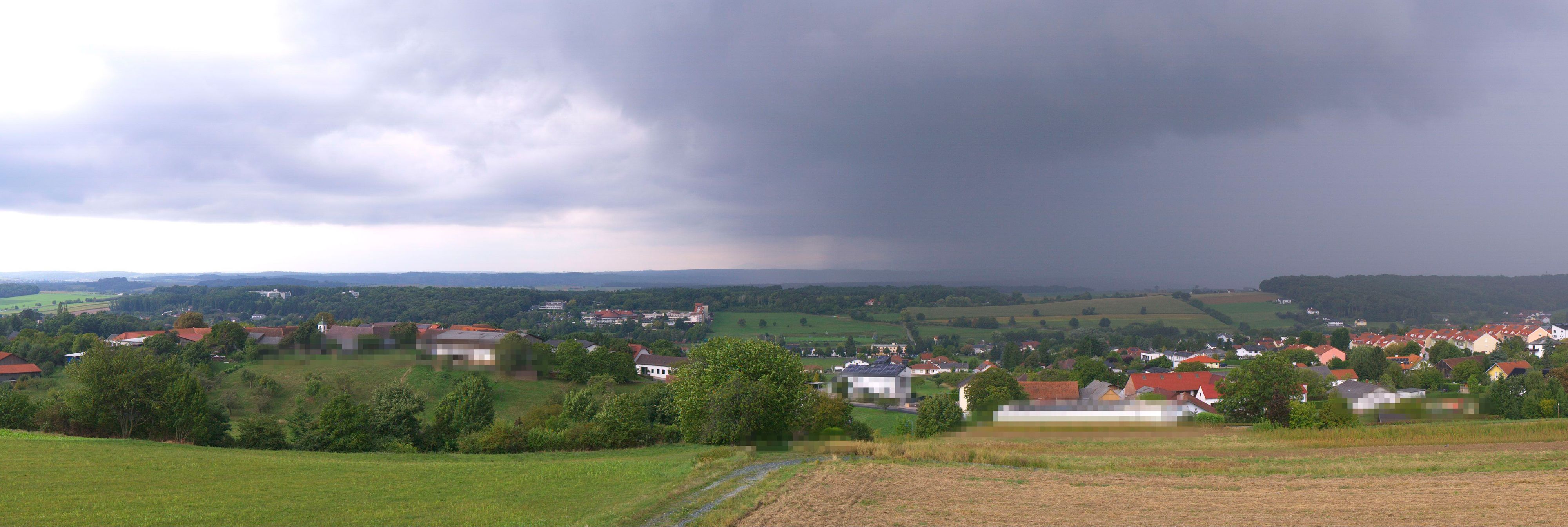 Eine Webcam in Bad Tatzmannsdorf filmte das aufziehende Gewitter.