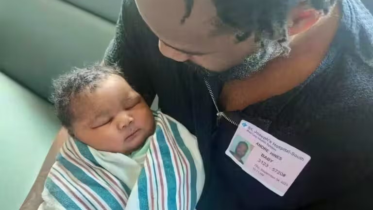 Annan wurde schnell zur kleinen Sensation auf der Wochenstation. Das Krankenhaus veröffentlichte Fotos des Kindes und bezeichnete es als "Wunder".