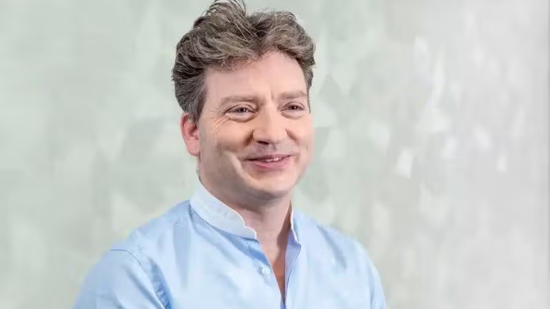 Prof. Dr. David Goldblum führt als einziger Augenarzt in der Schweiz OOKP-Eingriffe durch. Aus Erfahrung weiß er: «Die meisten Patienten kommen damit erstaunlich gut zurecht.» Nur in Ausnahmefällen sei psychologische Unterstützung nötig.