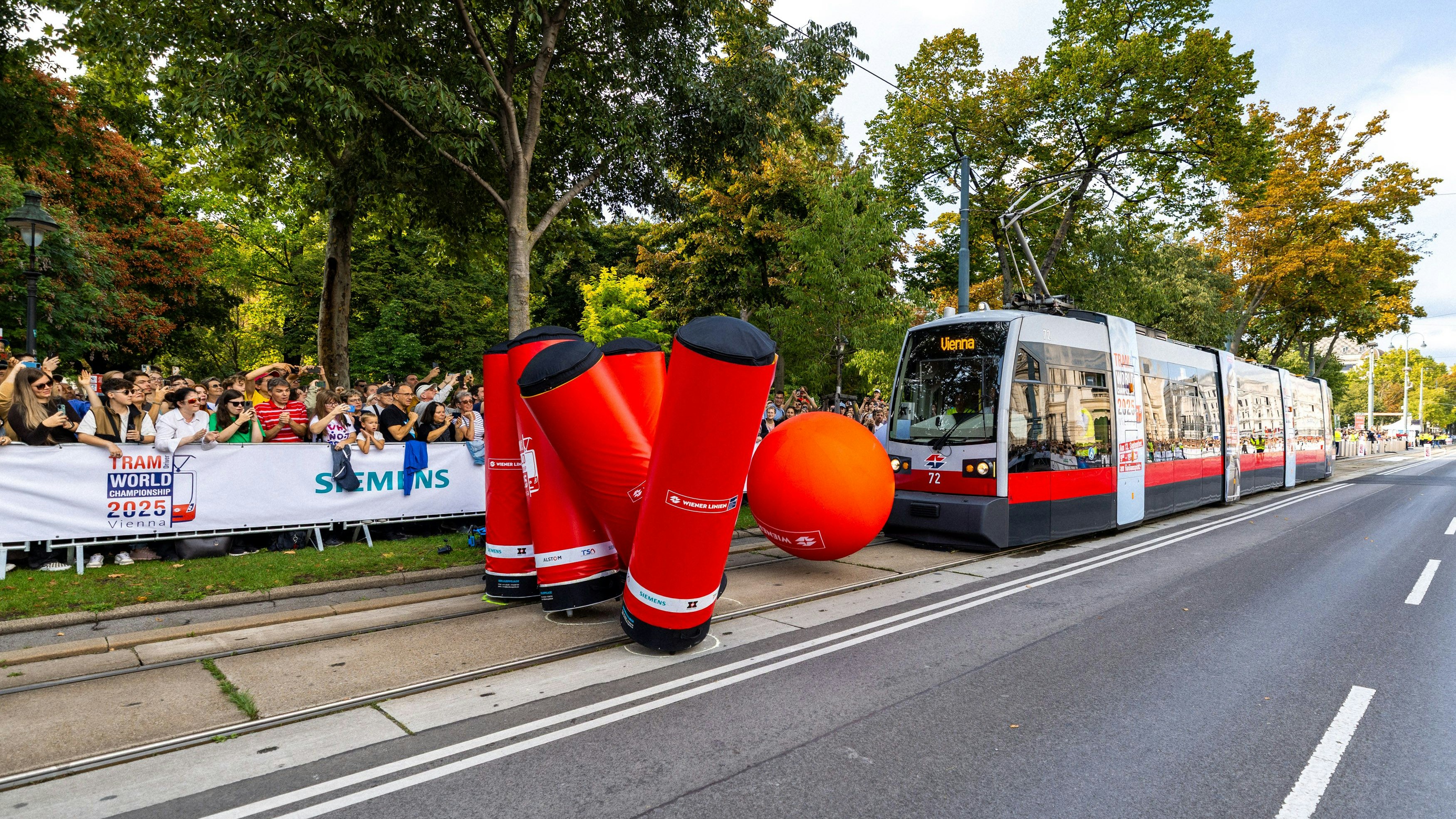 Die Teams mussten sich unter anderem im Tram-Bowling beweisen.