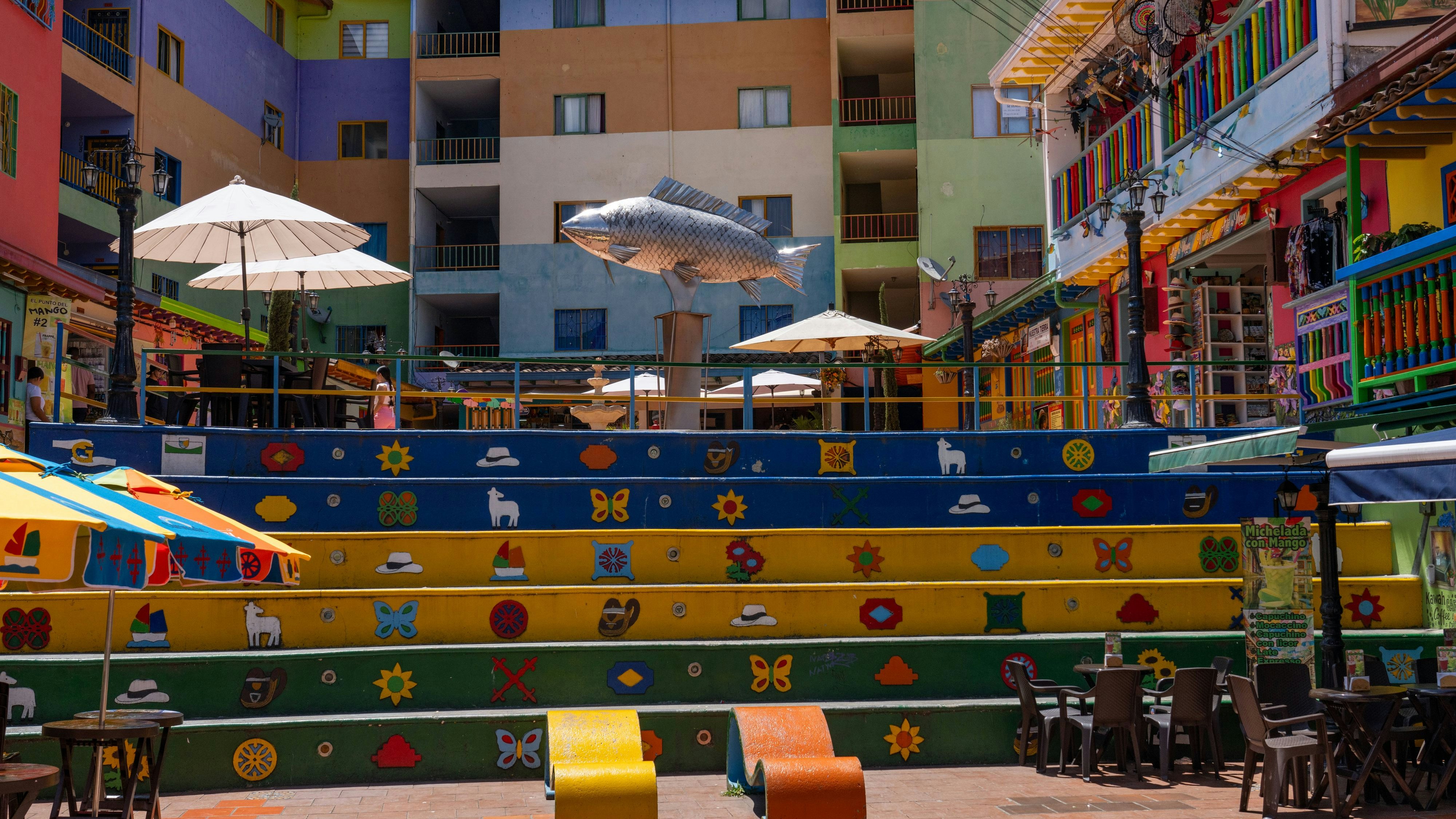Guatapés gesättigte Grundfarben strahlen Energie und Freude aus.