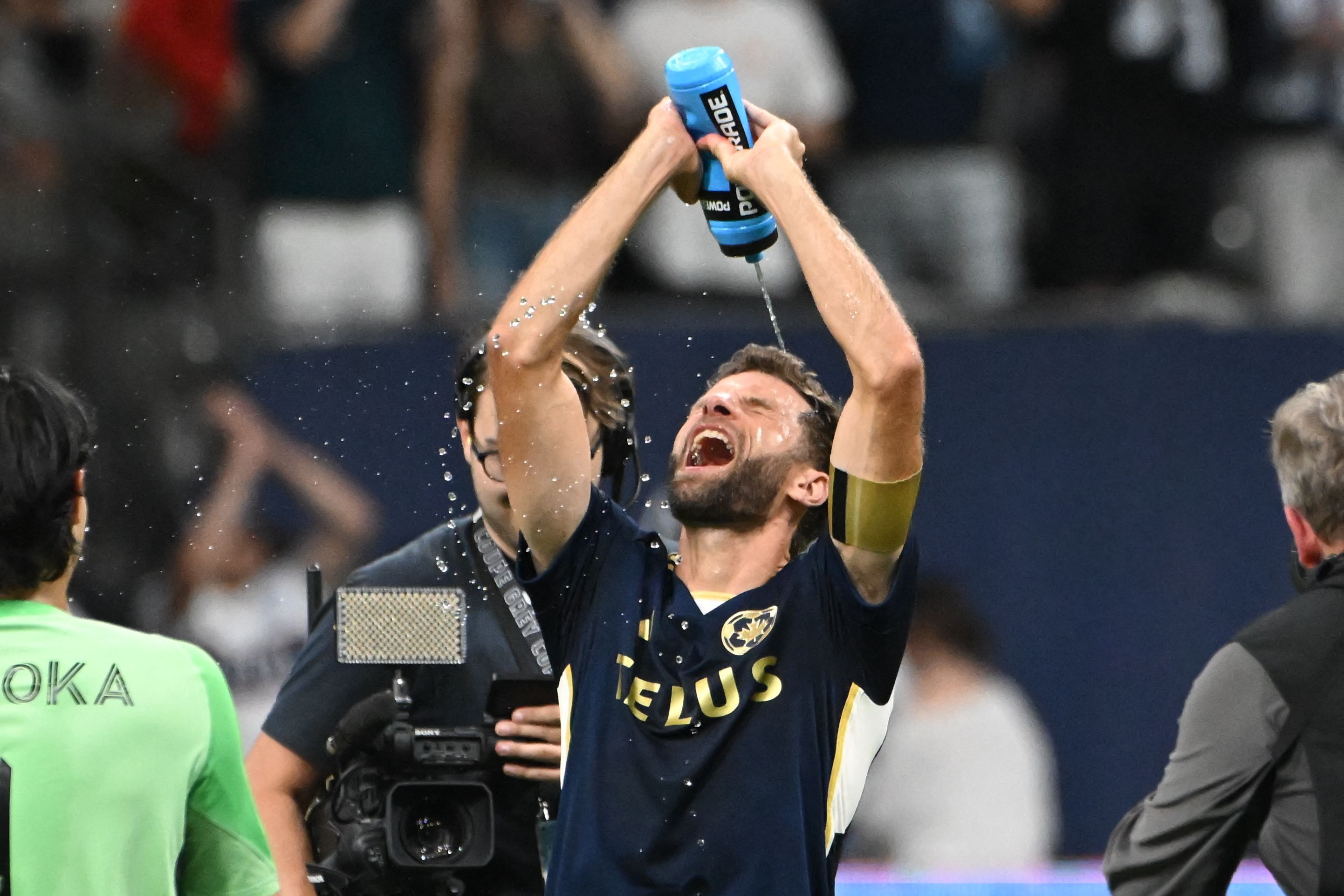 Thomas Müller kühlt sich nach seinem Hattrick ab.