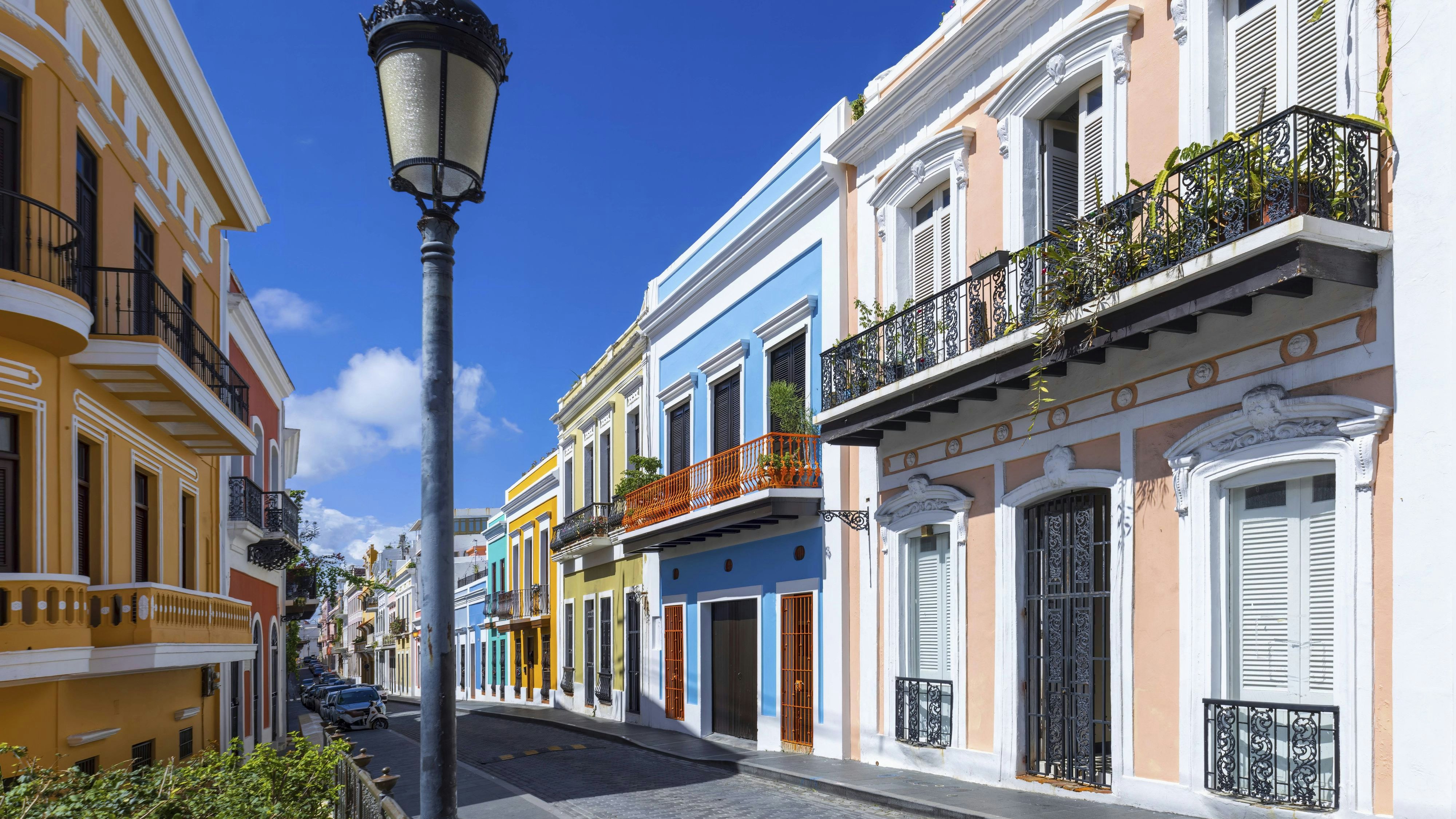 Im historischen Zentrum von Puerto Rico reihen sich bunte Hausfassaden aneinander.