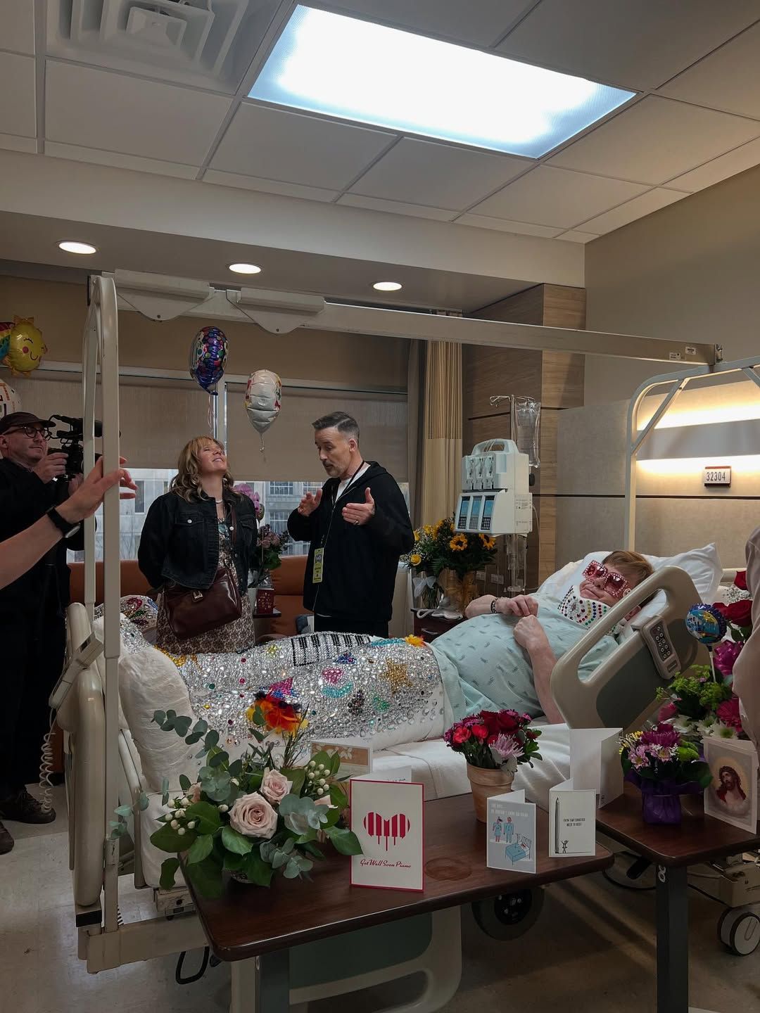 Elton John beruhigt seine Fans mit einem Krankenhausfoto.