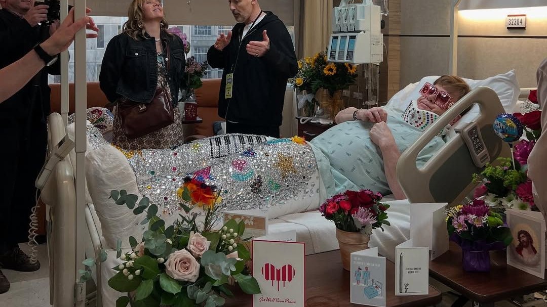 Elton John beruhigt seine Fans mit einem Krankenhausfoto.