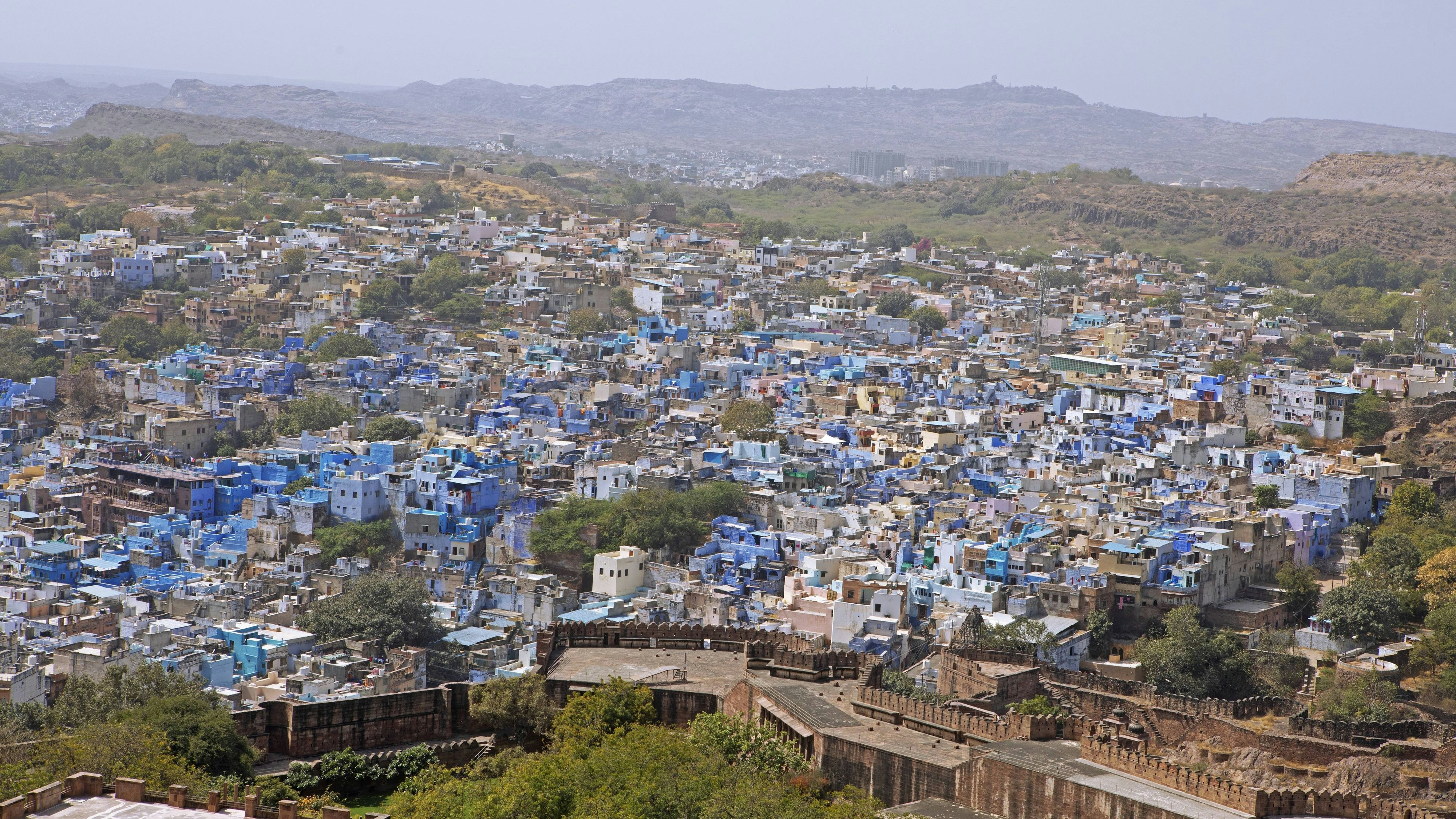 Wer von oben auf Jodhpur blickt, sieht ein Meer aus blauen Häusern.