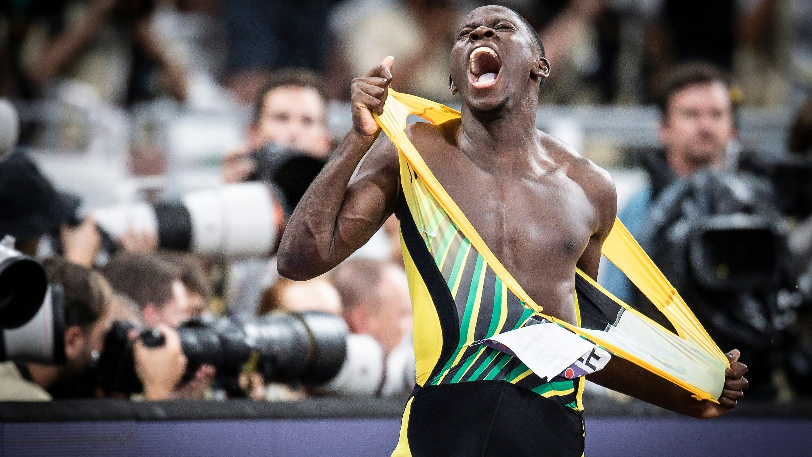 Oblique Seville riss sich nach dem Zieldurchauf das Trikot vom Leib. 