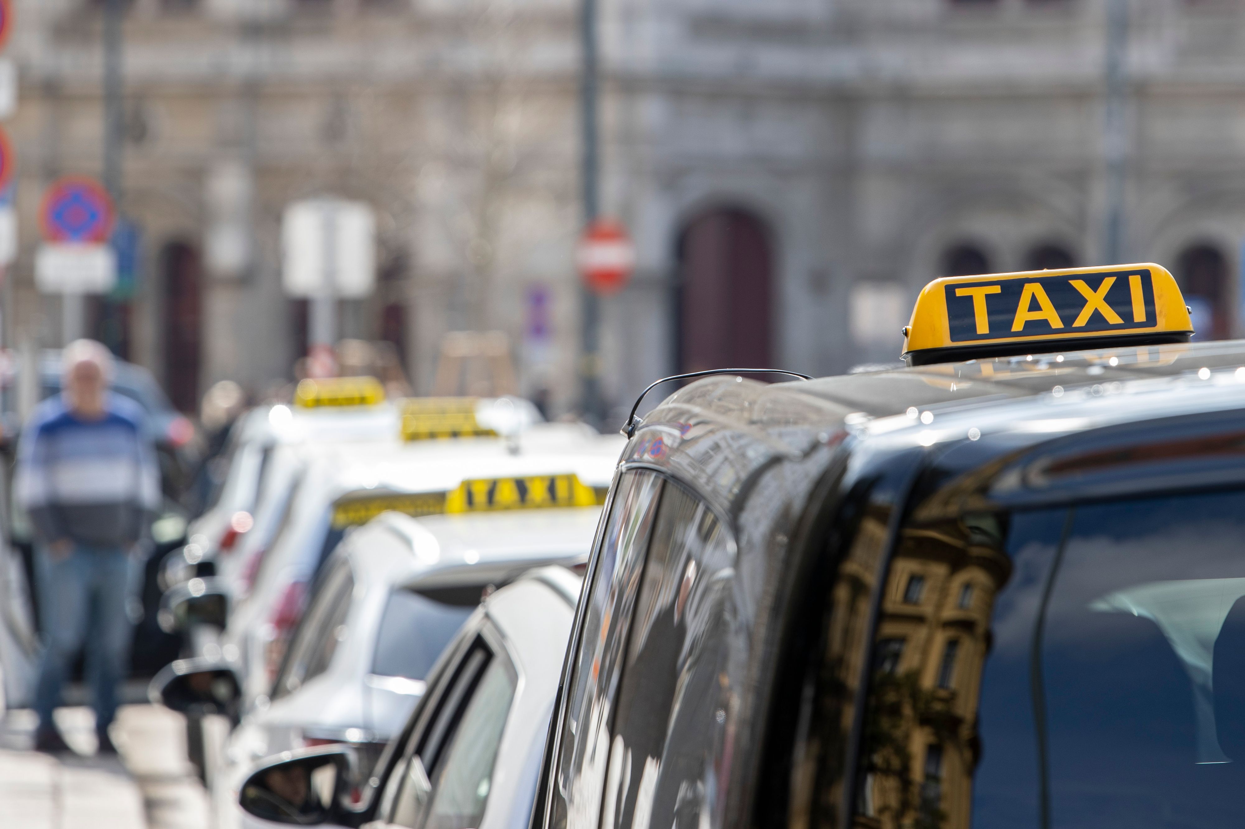 In der Wiener Taxi-Branche konnten Fahnder einen Millionenbetrug aufdecken. (Symbolbild)