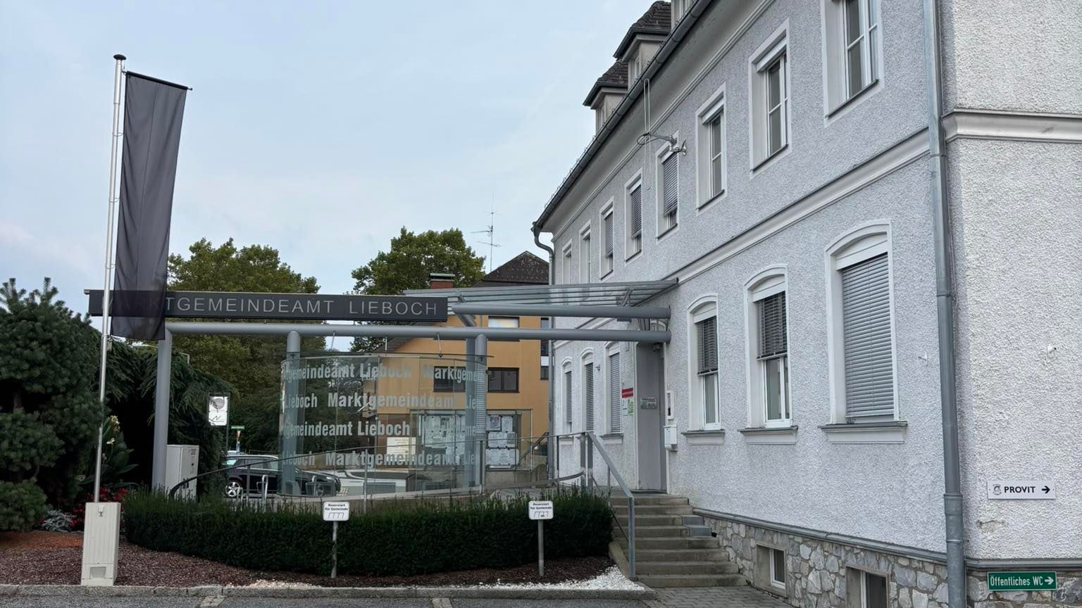 Heute.at - Für Charlie Kirk – Steirer Ortschef hisste Trauerflagge