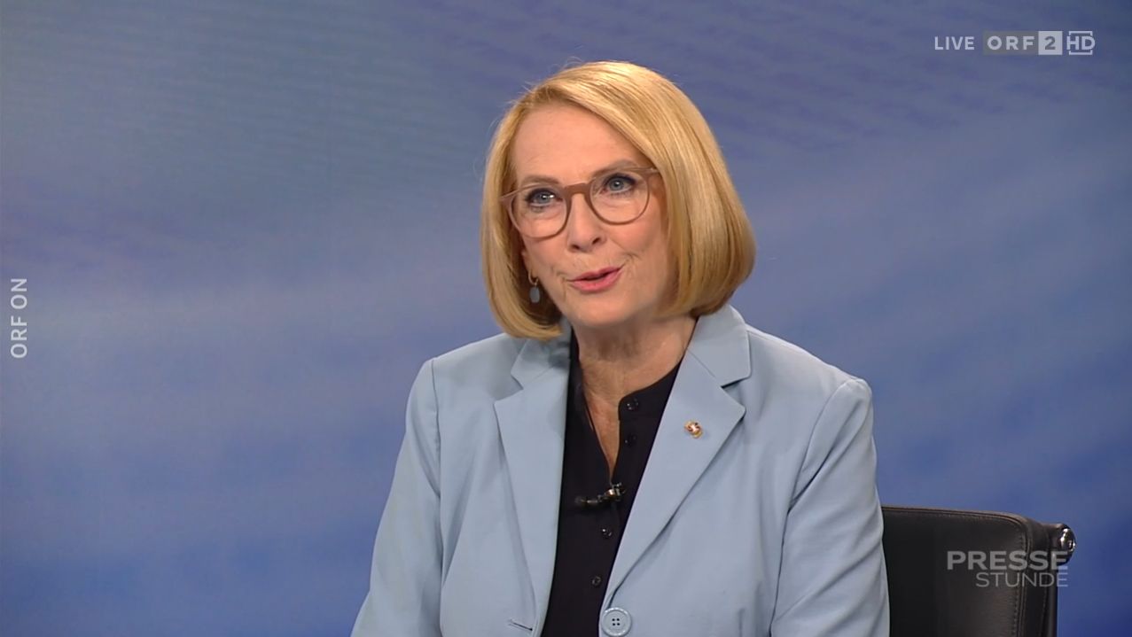 SP-Politikerin Doris Bures im Studio der ORF-Pressestunde mit Moderatorin Claudia Dannhauser am 14. September 2025.