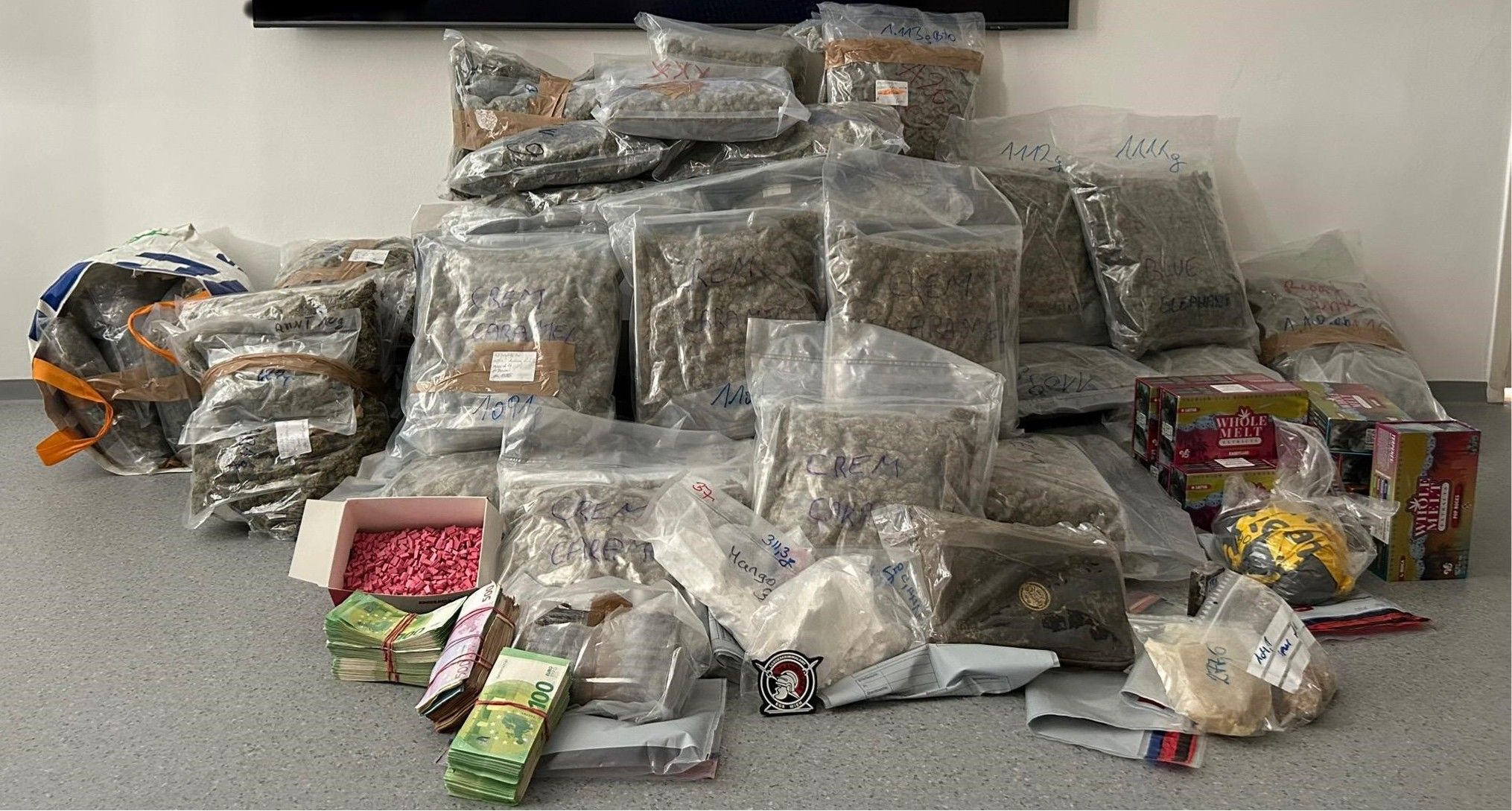 In der Wohnung wurden mehrere Drogen und Bargeld sichergestellt.