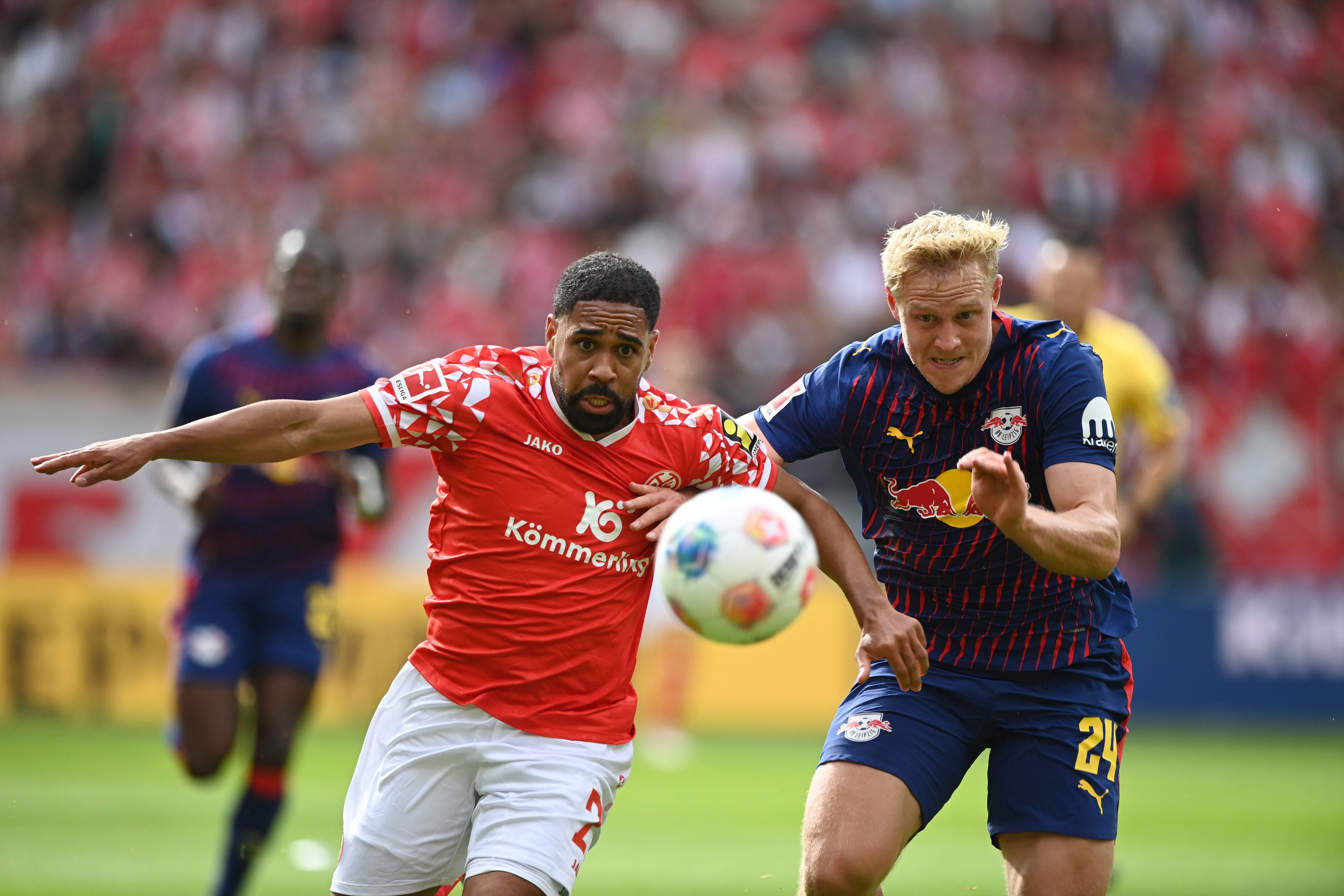 Xaver Schlager (r.) im Laufduell mit Phillipp Mwene.