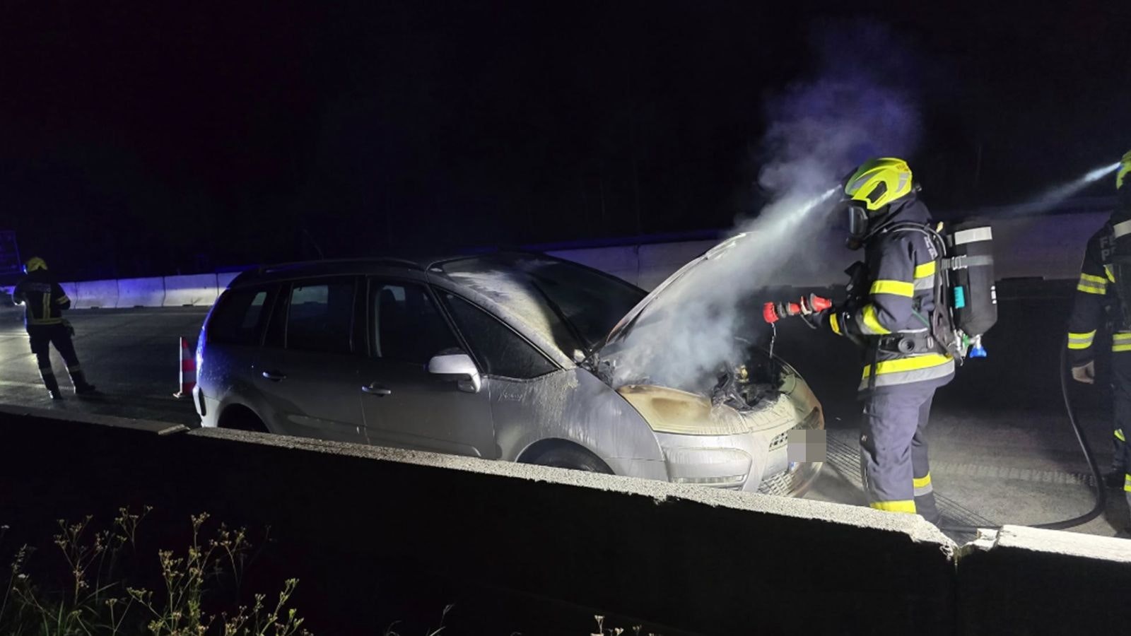 Heute.at - Motor fängt Feuer – Autofahrerin (19) kann fliehen