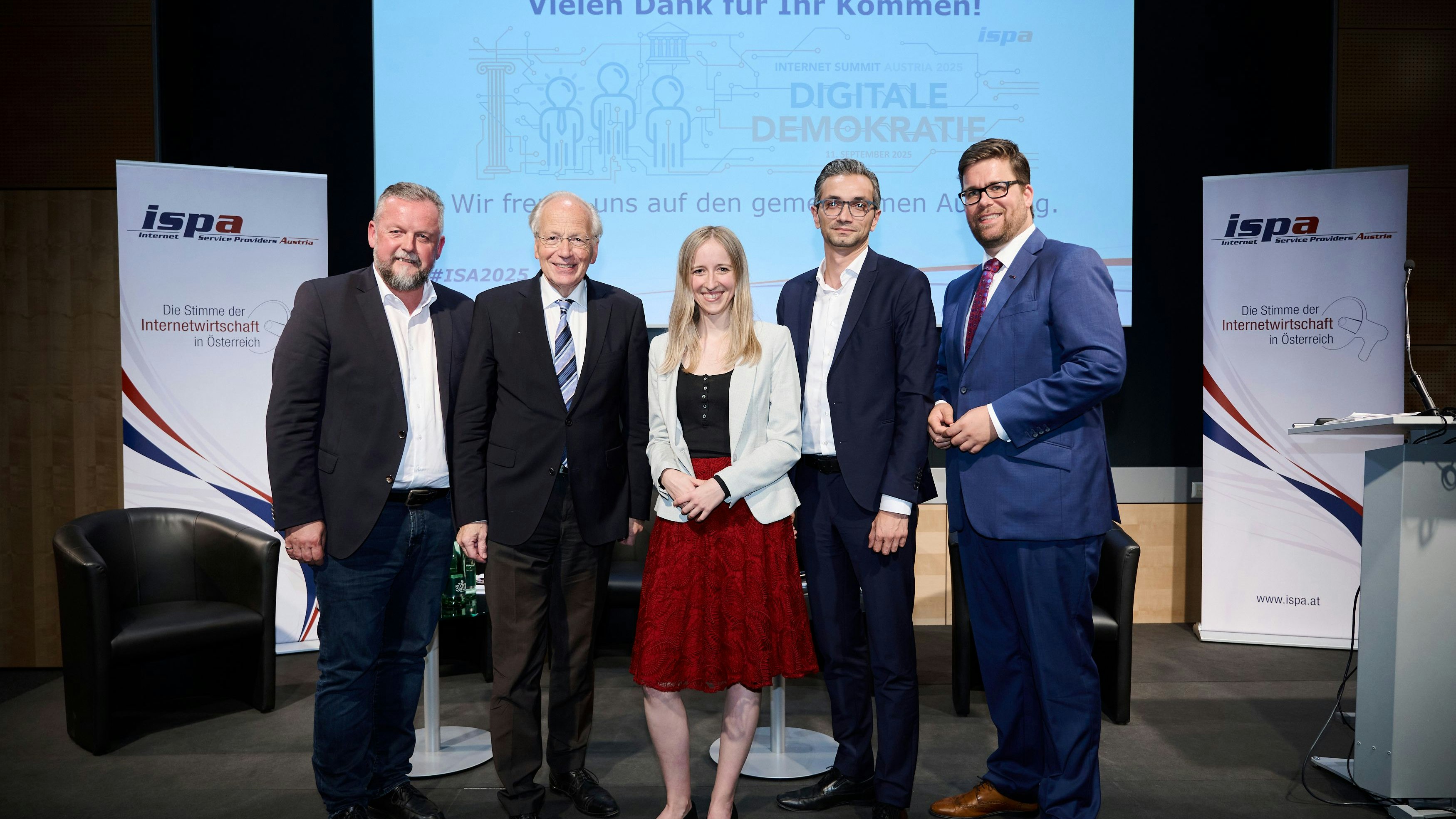 Gruppenfoto nach der Diskussion der Vertreter:innen der Parlamentsparteien, von links nach rechts: Peter Harrer (SPÖ), Rudolf Taschner (ÖVP), Ines Holzegger (NEOS), Süleyman Zorba (Grüne) und Stefan Ebenberger (ISPA).