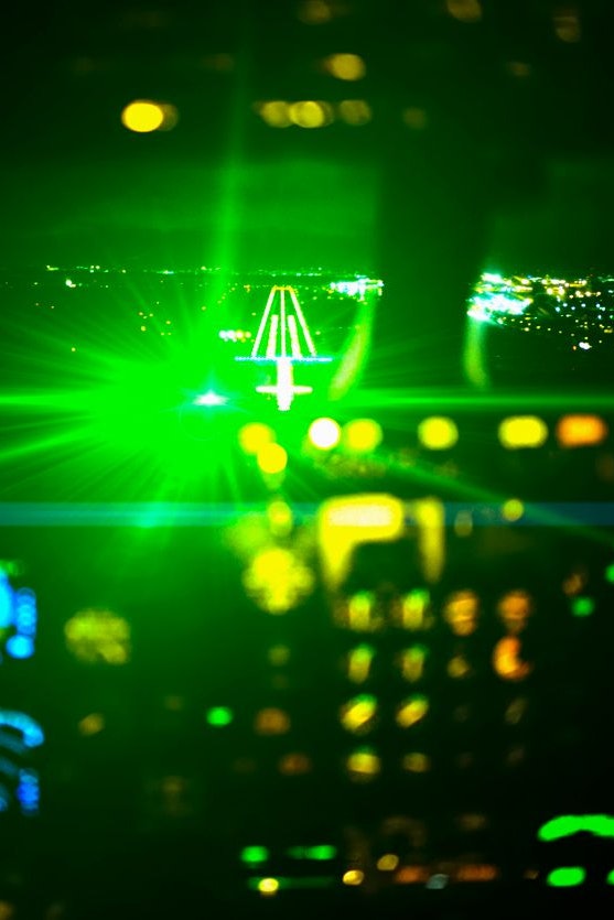 Blendungen durch einen Laserpointer können Flugzeuge in Gefahr bringen (Archiv)