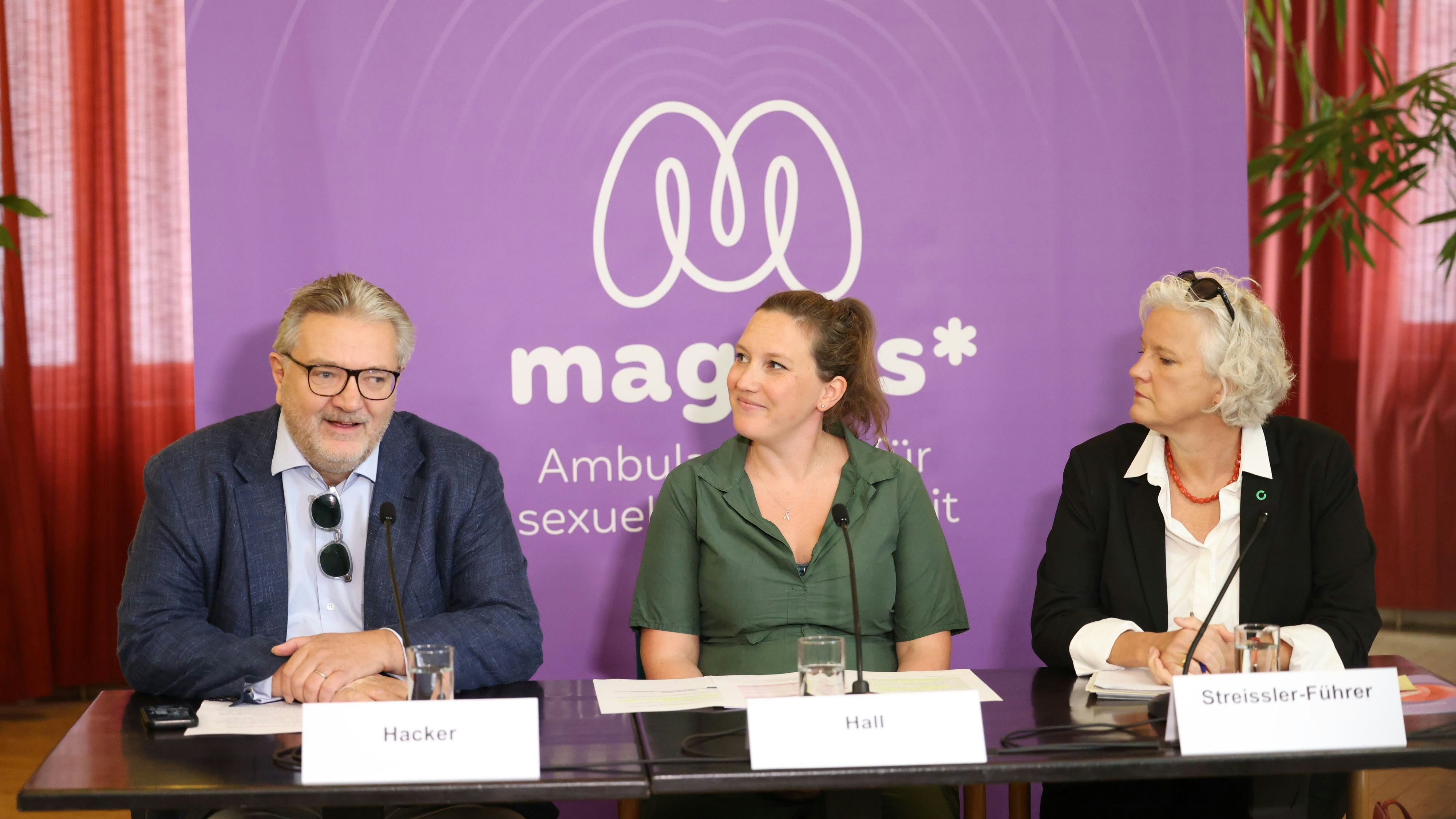 Präsentierten das neue magnus Ambulatorium für sexuelle Gesundheit: Gesundheitsstadtrat Peter Hacker, Aids-Hilfe-Wien-Vorsitzende Mirijam Hall und ÖGK-Vertreterin Agnes Streissler-Führer.