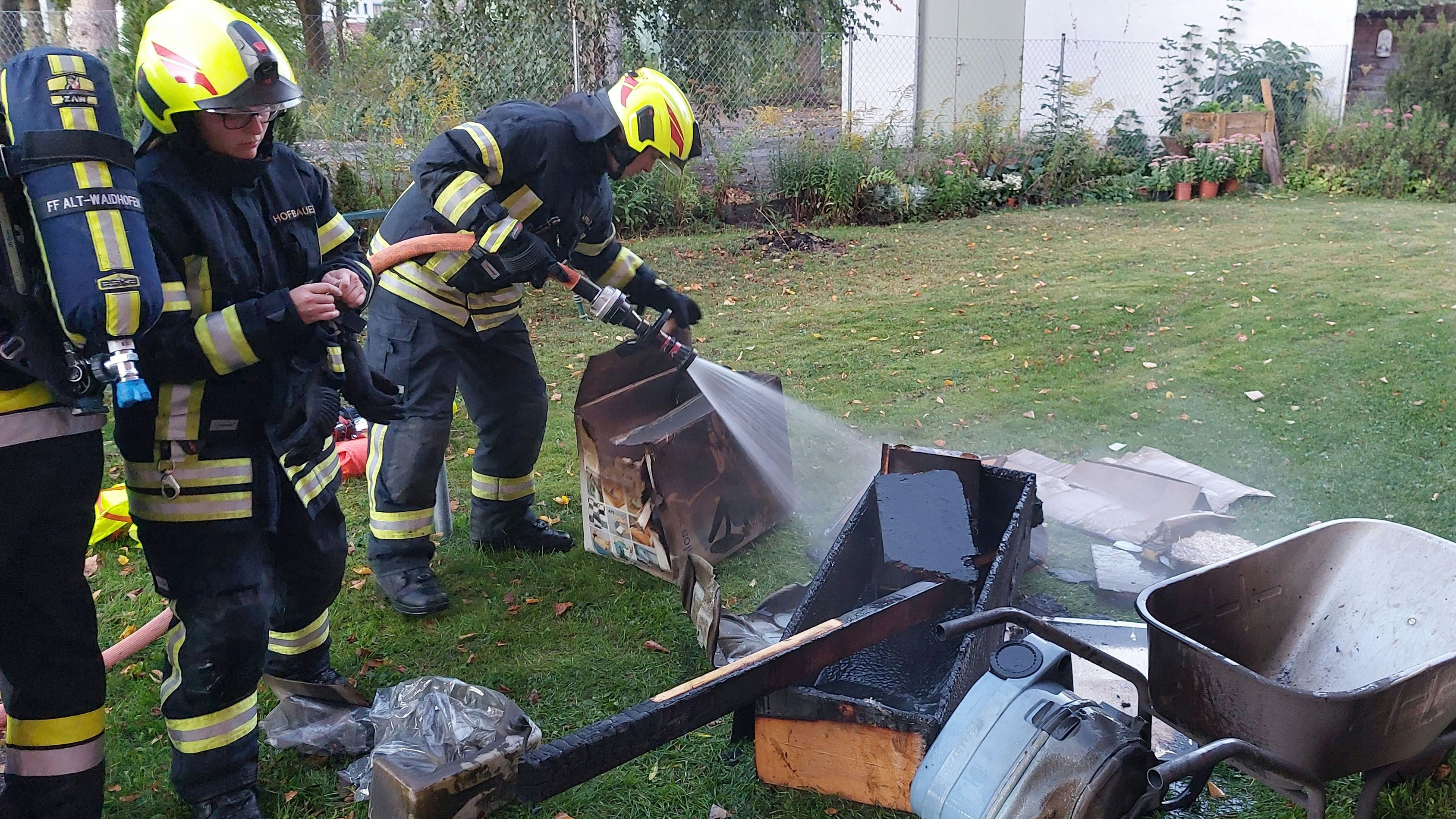 Nachdem der Brand durch die Atemschutztrupps gelöscht werden konnte, wurden stark rauchende Teile des Rauminventars ins Freie transportiert und dort weiter abgelöscht.